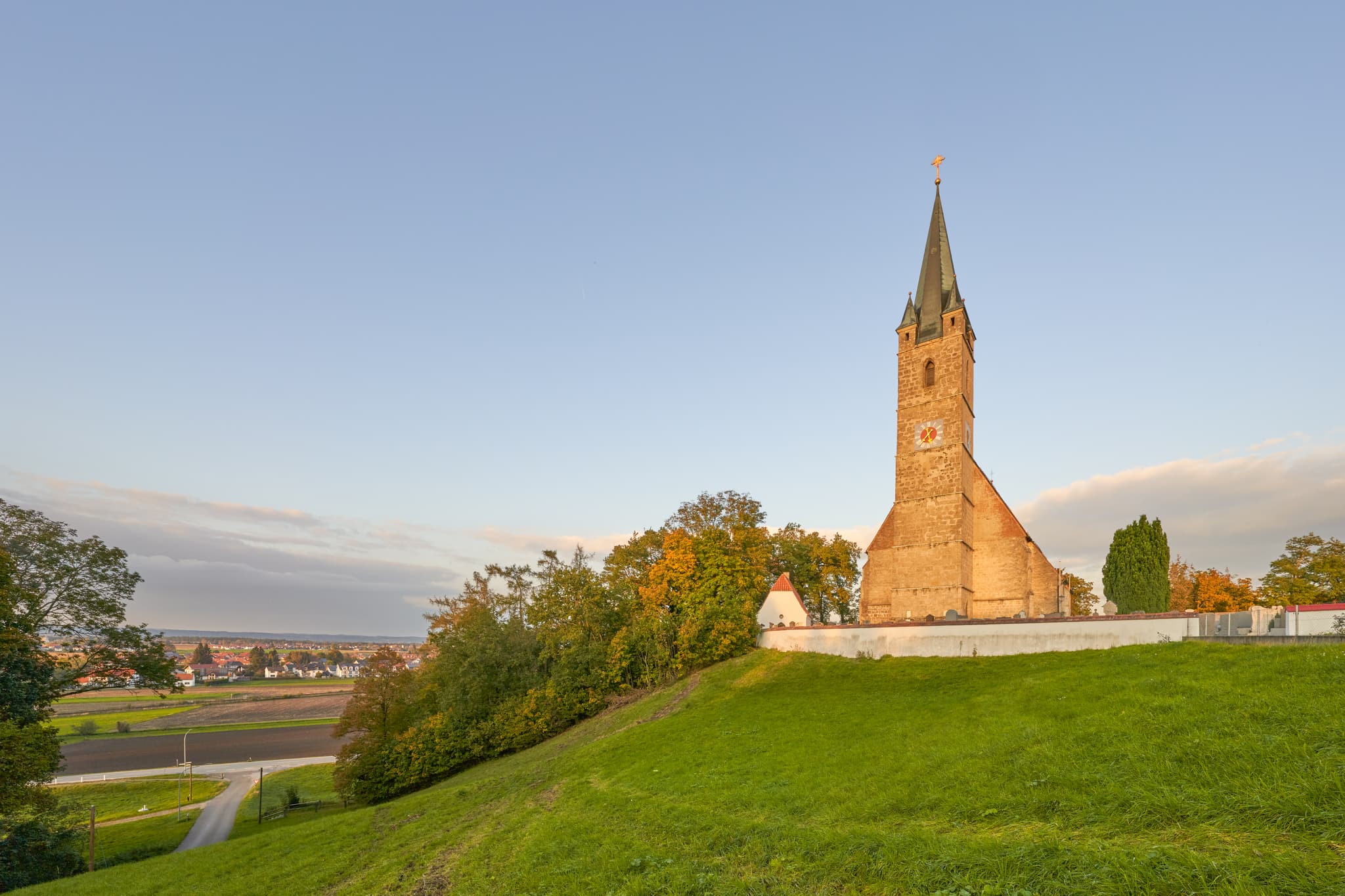 Pfarrkirche St. Rupertus, Burgkirchen am Wald, Oberbayern - Die Pfarrkirche St. Rupertus in Burgkirchen am Wald, Landkreis Altötting, Oberbayern, thront auf einem Hügel.