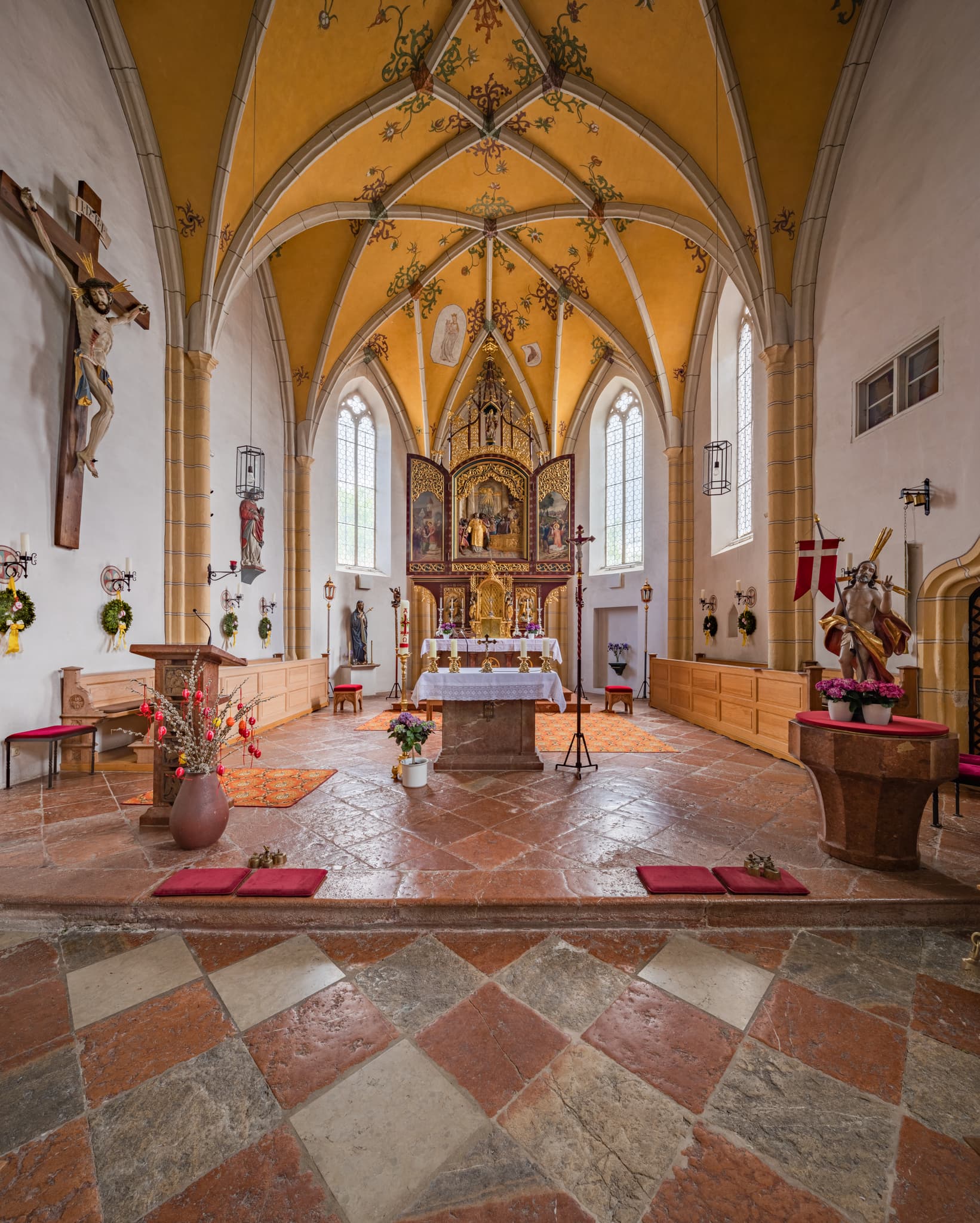 Pfarrkirche St. Staphan, Mauerberg, Garching, Altötting - Pfarrkirche St. Staphan, Innenansicht mit Altar, Mauerberg, Gemeinde Garching, Landkreis Altötting, Oberbayern, Bayern, Deutschland