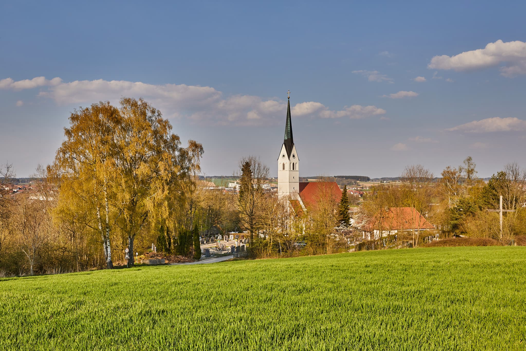 Pfarrkirche St-Stephan, Massing, Rottal-Inn - Landschaftsaufnahme mit Pfarrkirche St-Stephan in Massing, Gemeinde Massing, Landkreis Rottal-Inn, Niederbayern, Region Holzland, Deutschland.