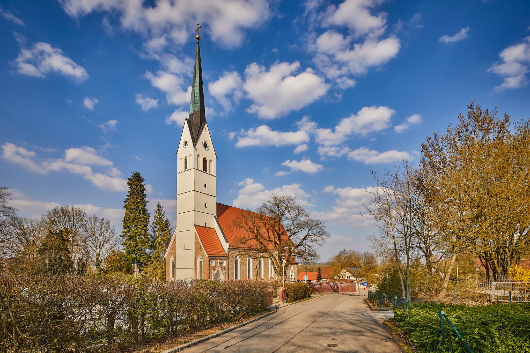 Pfarrkirche St-Stephan, Massing, Rottal-Inn, Niederbayern - Außenansicht der Pfarrkirche St. Stephan in Massing, Rottal-Inn, Niederbayern, Holzland, Deutschland.