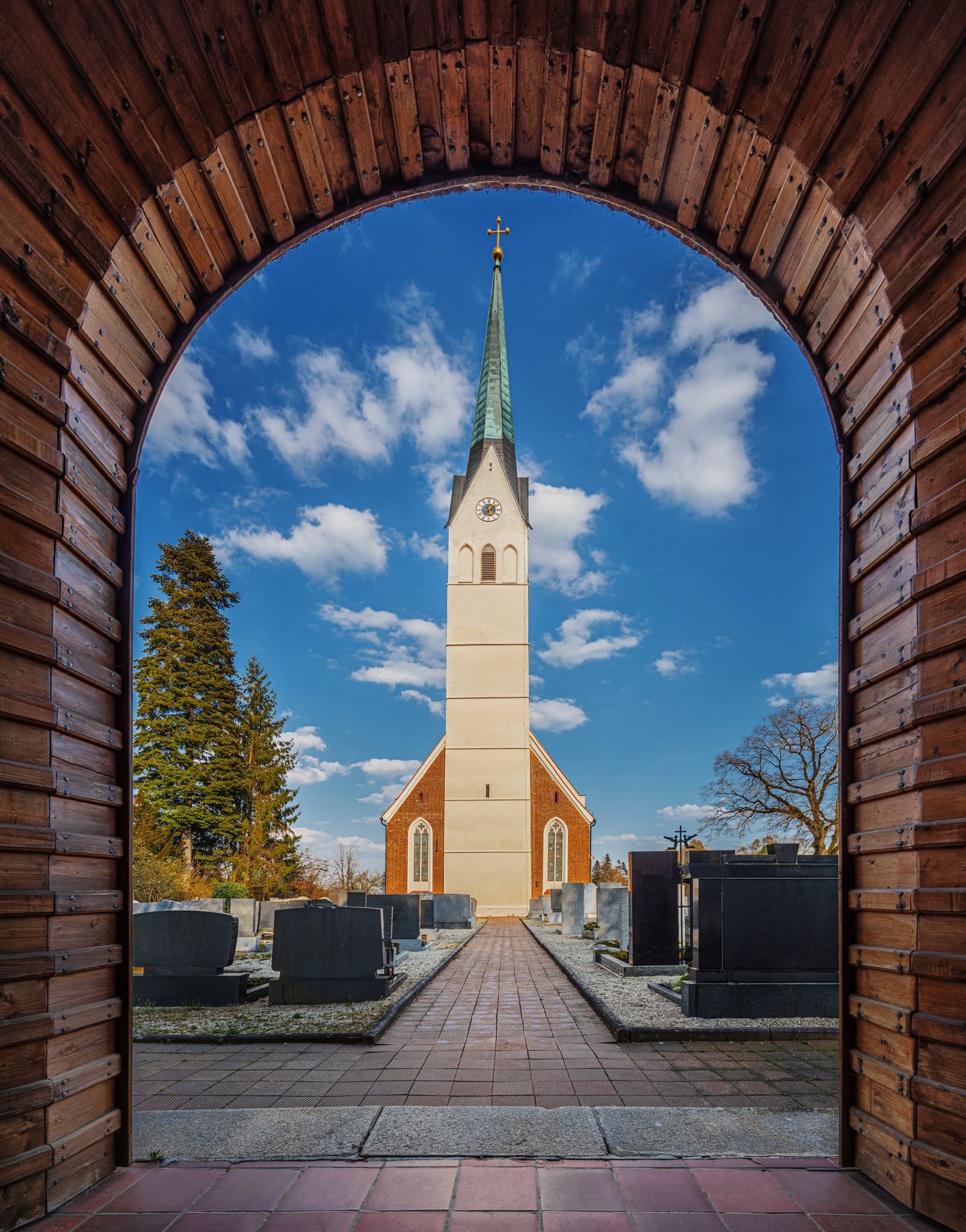 Pfarrkirche St-Stephan, Massing, Rottal-Inn, Niederbayern - Außenansicht der Pfarrkirche St. Stephan in Massing, Rottal-Inn, Niederbayern, Holzland, Deutschland.