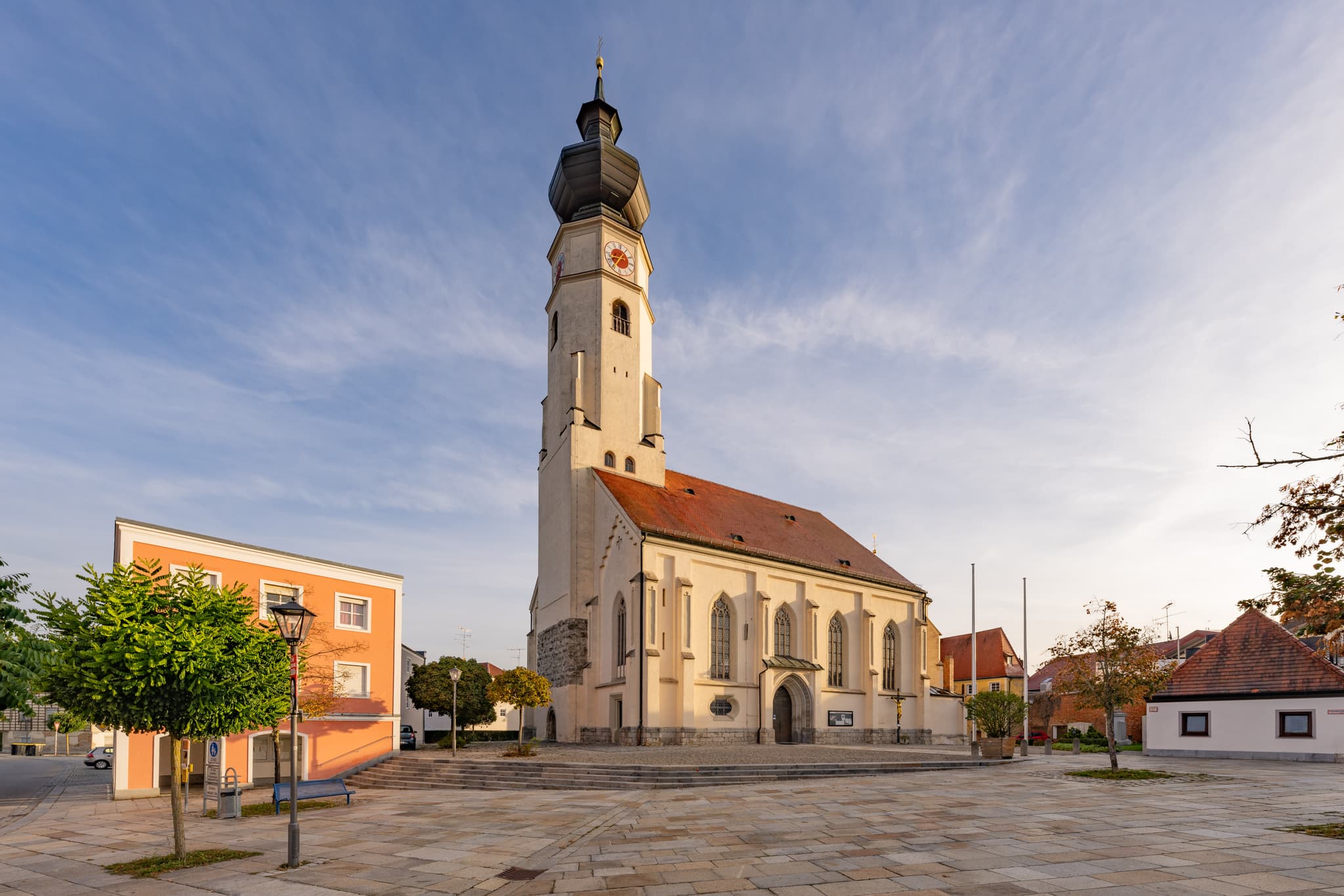Pfarrkirche St. Stephanus, Triftern, Landkreis Rottal-Inn - Pfarrkirche St. Stephanus in Triftern, Landkreis Rottal-Inn, Niederbayern, Holzland/Bäderdrieck, Bayern, Deutschland. Die Kirche prägt das Ortsbild.