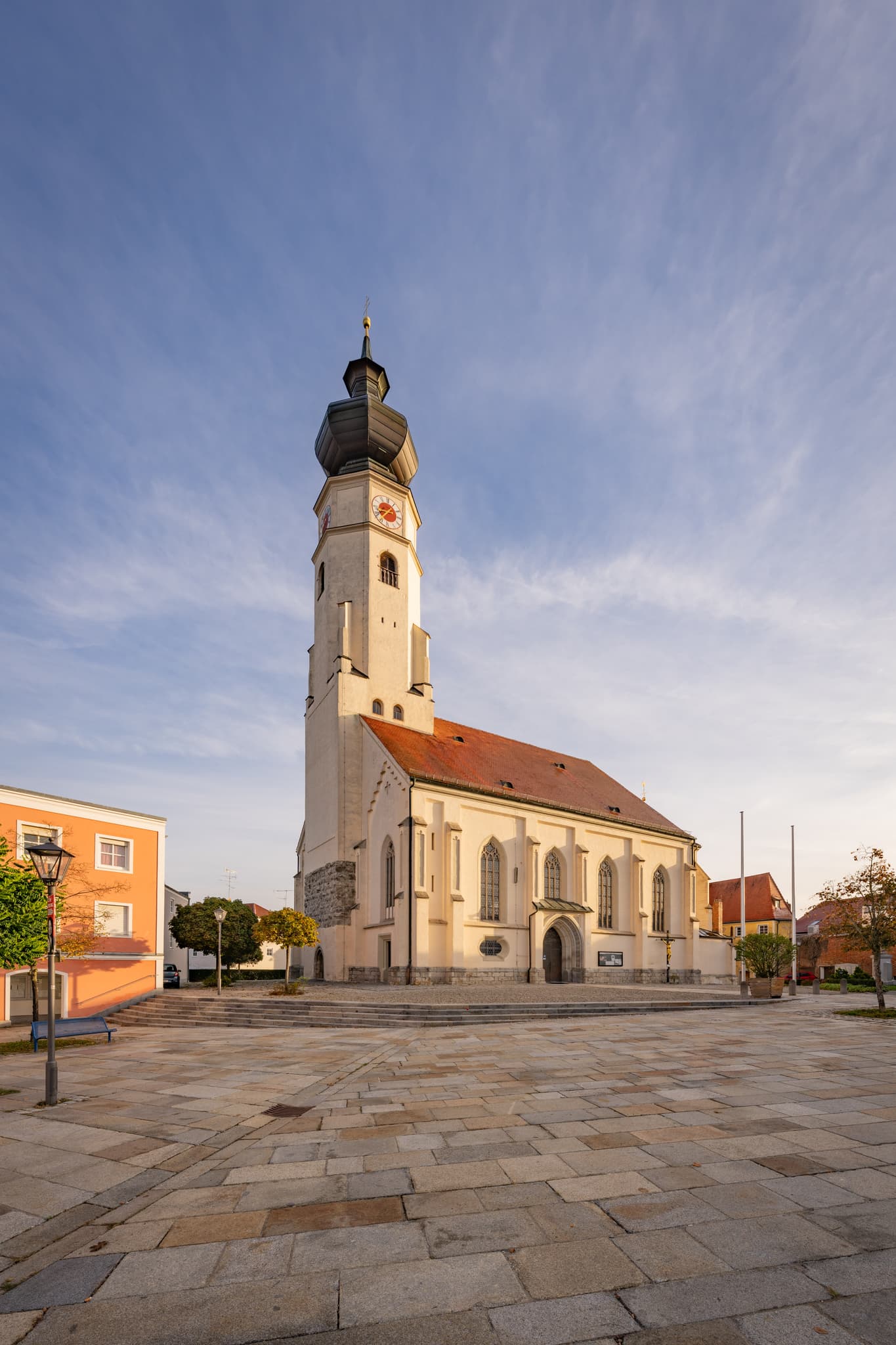Pfarrkirche St. Stephanus, Triftern, Landkreis Rottal-Inn - Pfarrkirche St. Stephanus in Triftern, Landkreis Rottal-Inn, Niederbayern, Holzland/Bäderdrieck, Bayern, Deutschland. Die Kirche prägt das Ortsbild.