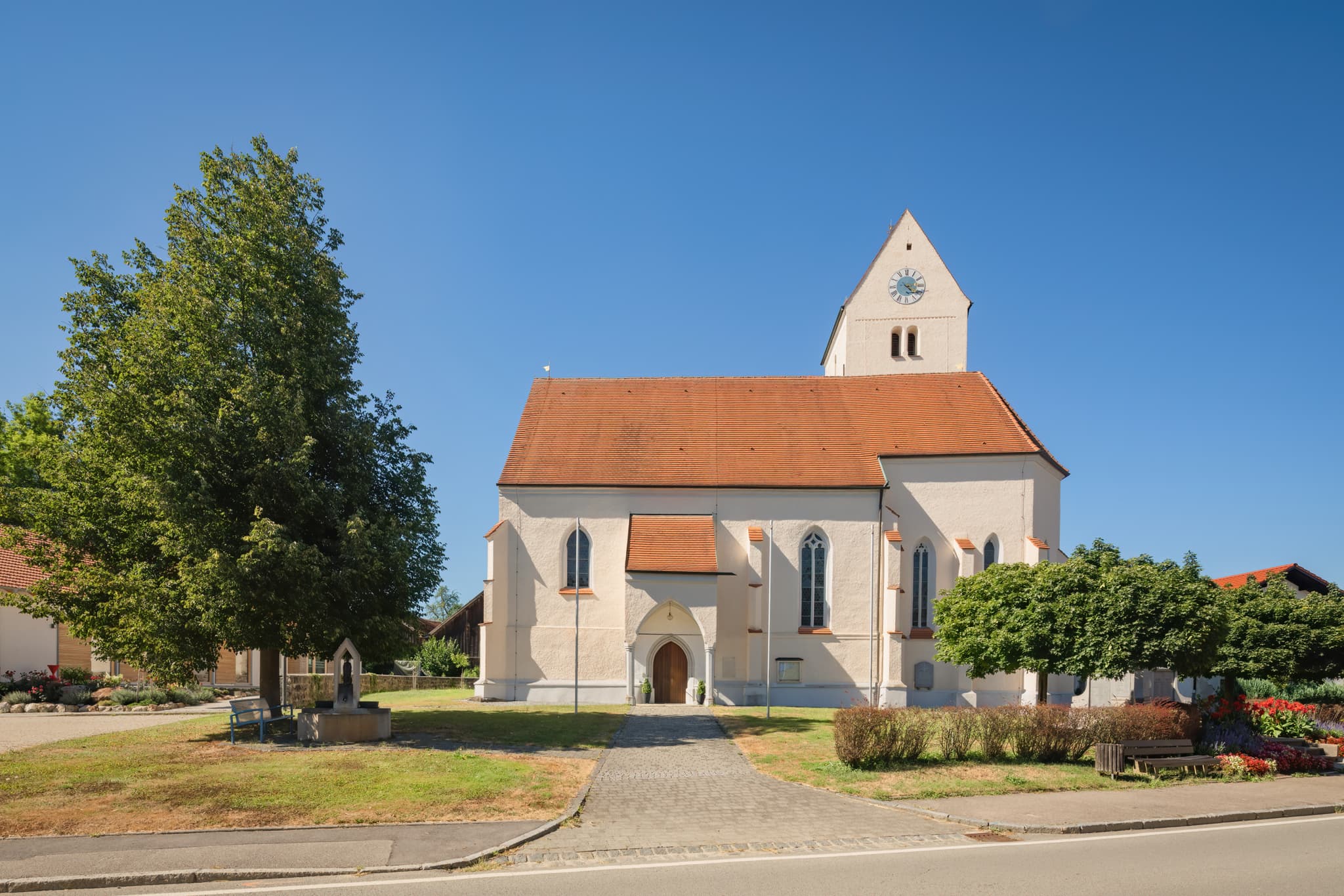 Pfarrkirche St. Valentin Reutern, Bad Griesbach, Passau - Die Pfarrkirche St. Valentin in Reutern, einem Ortsteil von Bad Griesbach im Bäderdreieck, Landkreis Passau, Niederbayern. Ein historisches Wahrzeichen.