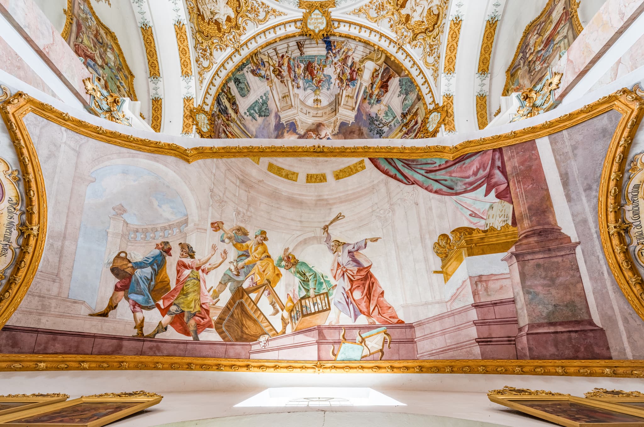 Pfarrkirche St. Vitus, Kirchweidach, Oberbayern, Inn-Salzach - Die Pfarrkirche St. Vitus in Kirchweidach, Landkreis Altötting, Oberbayern, Inn-Salzach, Deutschland, beeindruckt mit ihren prächtigen Fresken.