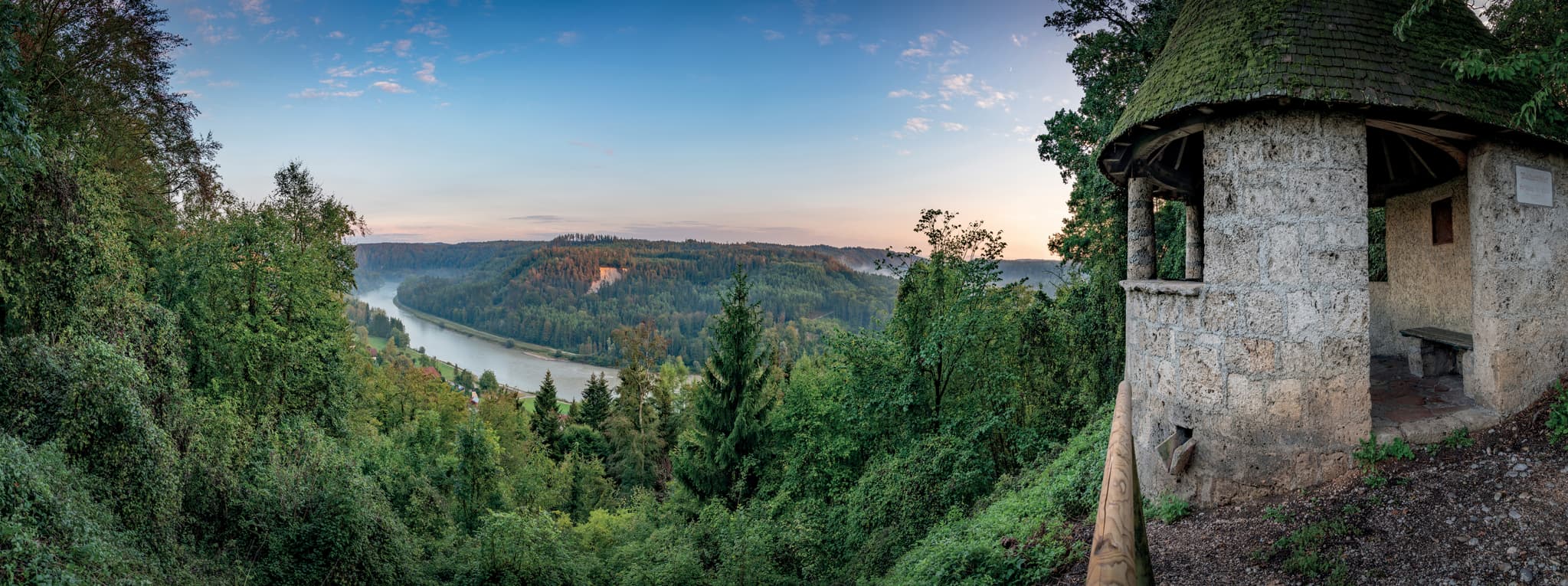 Pirach Salzachblick, Burgkirchen, Altötting, Oberbayern - Pirach Salzachblick, Burgkirchen, Altötting, Oberbayern, Deutschland. Panoramablick: bewaldete Hügel, Fluss Salzach Richtung Weilhartforst. Region Inn-Salzach.