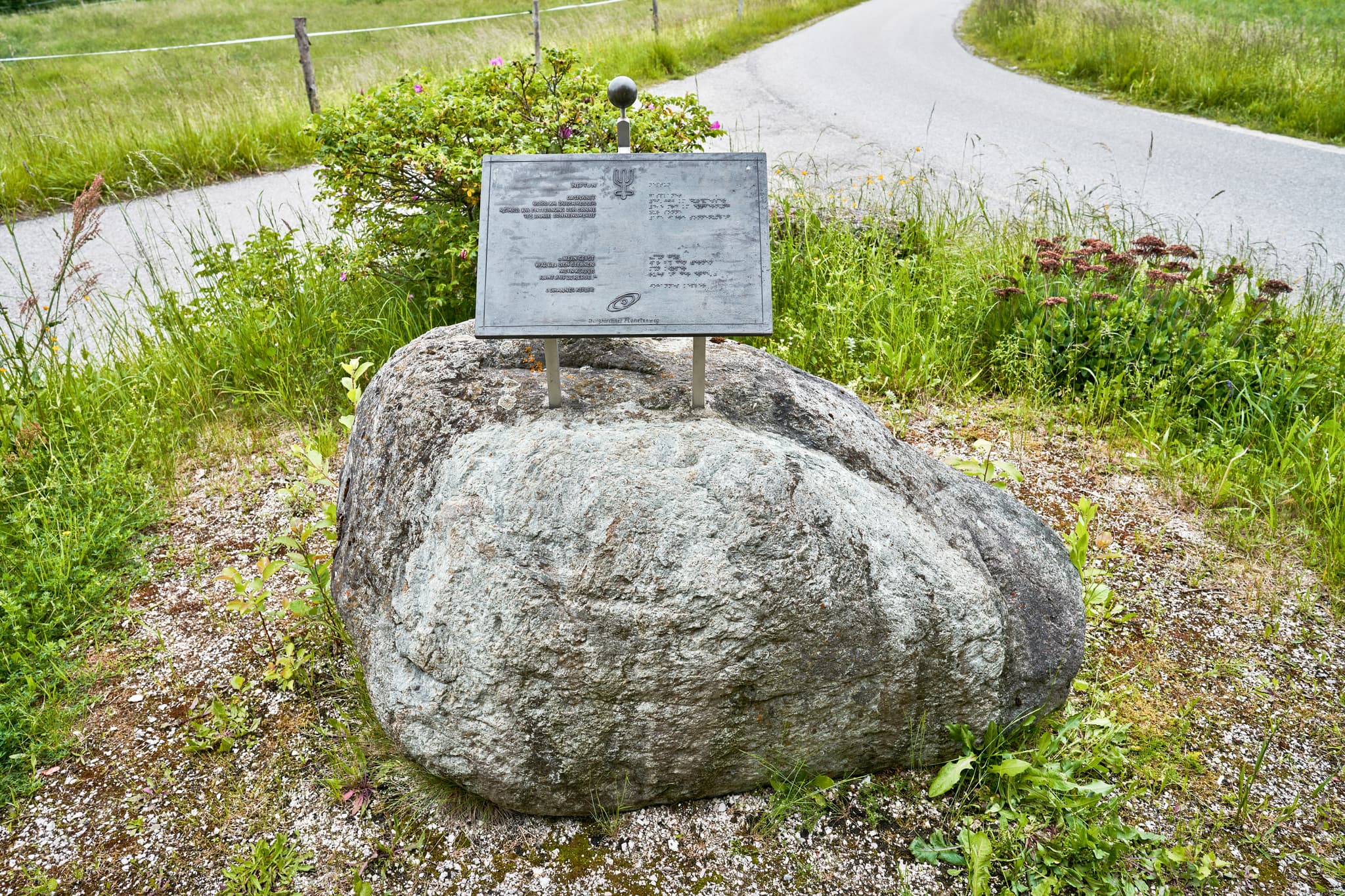 Planetenweg Neptun, Höresham-Gufflham, AÖ, Oberbayern - Der Planetenweg mit Neptun in Höresham-Gufflham, Burgkirchen, Altötting, Oberbayern, Deutschland. Teil der Region Inn-Salzach.