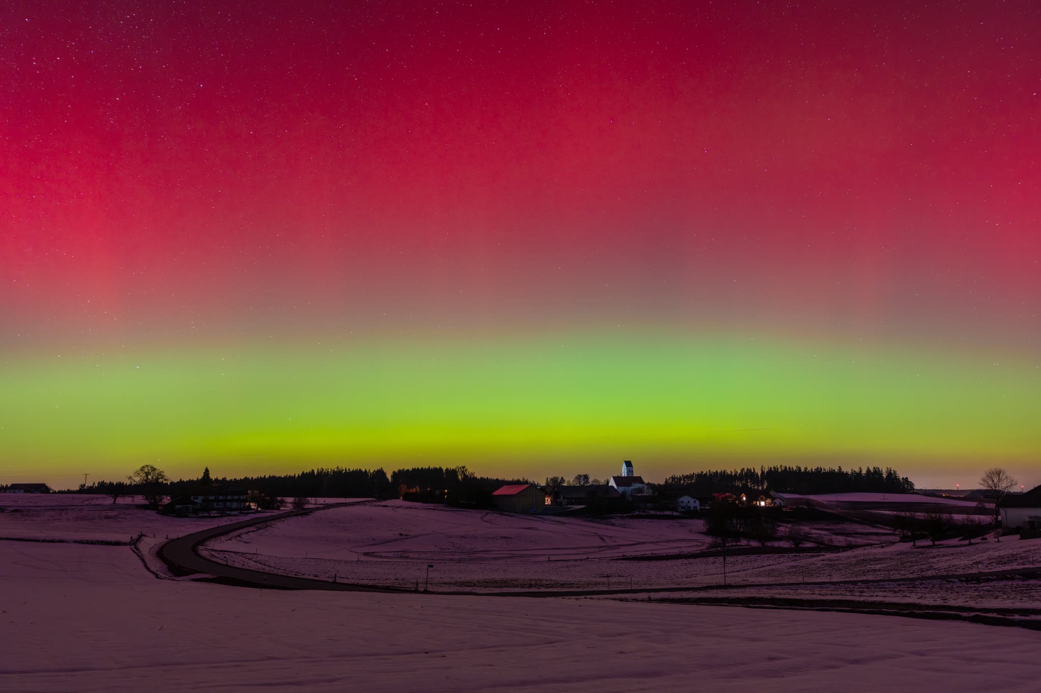 Polarlicht vom 16.01.2026, Ecking, Altötting, Oberbayern - Polarlicht erleuchtet die winterliche Landschaft bei Ecking, Reischach, Altötting, Oberbayern. Grüne und rote Nordlichter über verschneiten Feldern im Holzland.