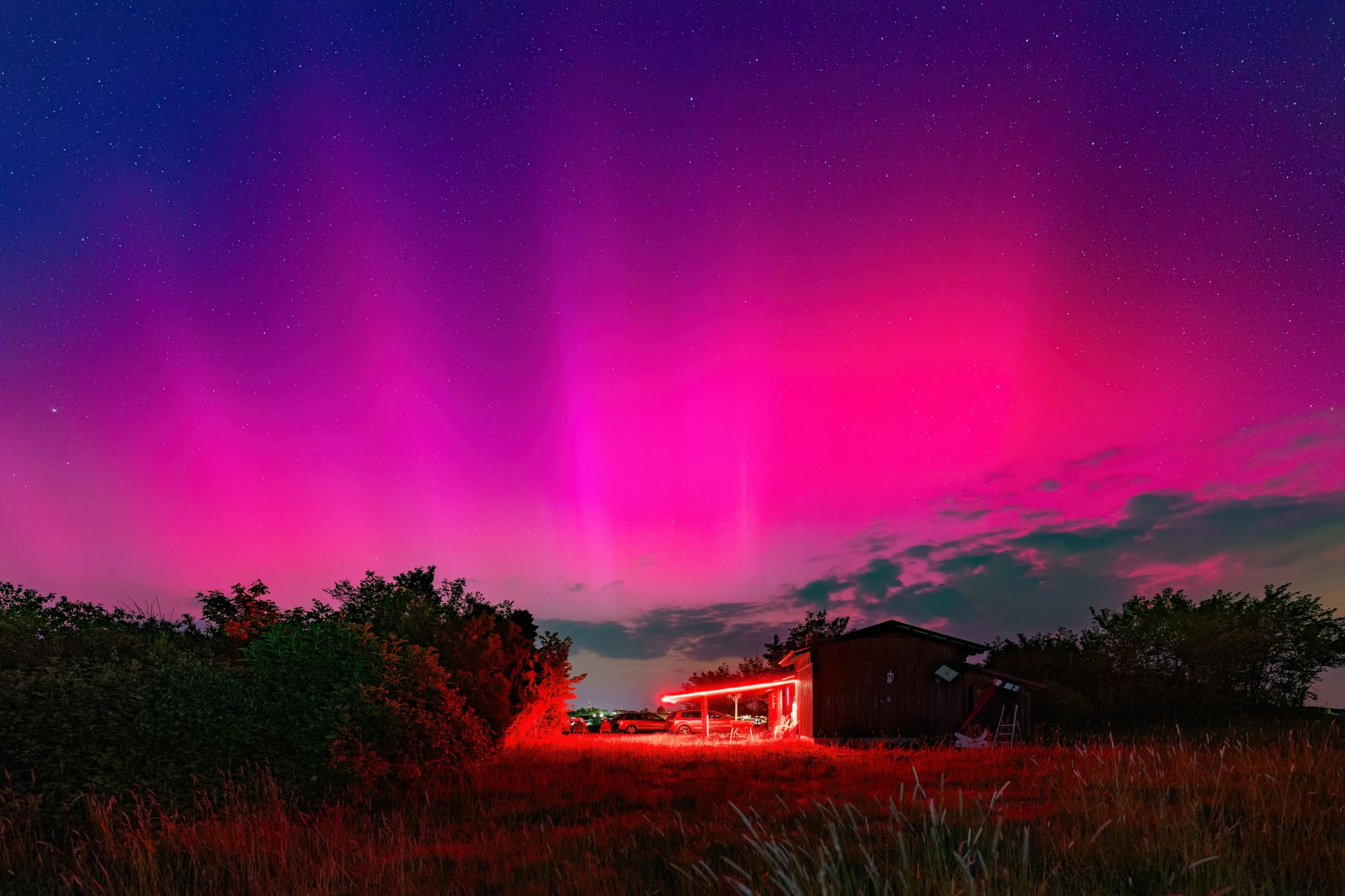 Polarlichter vom 10.05.2024, Sternwarte, Rottal-Inn - Polarlichter über Sternwarte in Wurmannsquick, Rottal-Inn, Niederbayern. Landschaft im Holzland, Deutschland, zeigt beeindruckende Himmelsphänomen.