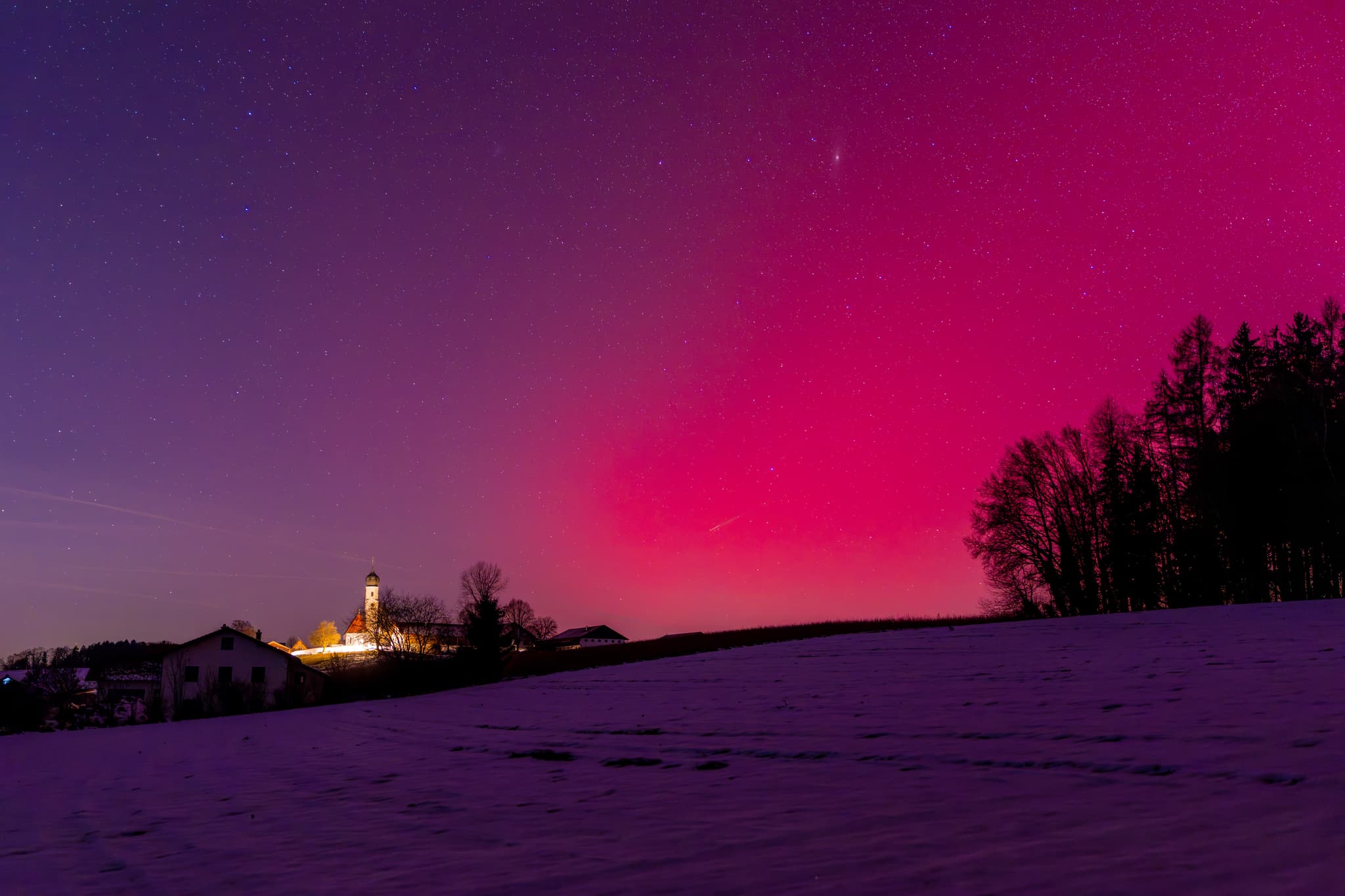 Polarlichter vom 19.01.2026, Endlkirchen, Altötting · Polarlicht über Endlkirchen, Erlbach, Altötting, Oberbayern. Winterlandschaft mit Kirche und Schnee. Inn-Salzach, Deutsc…