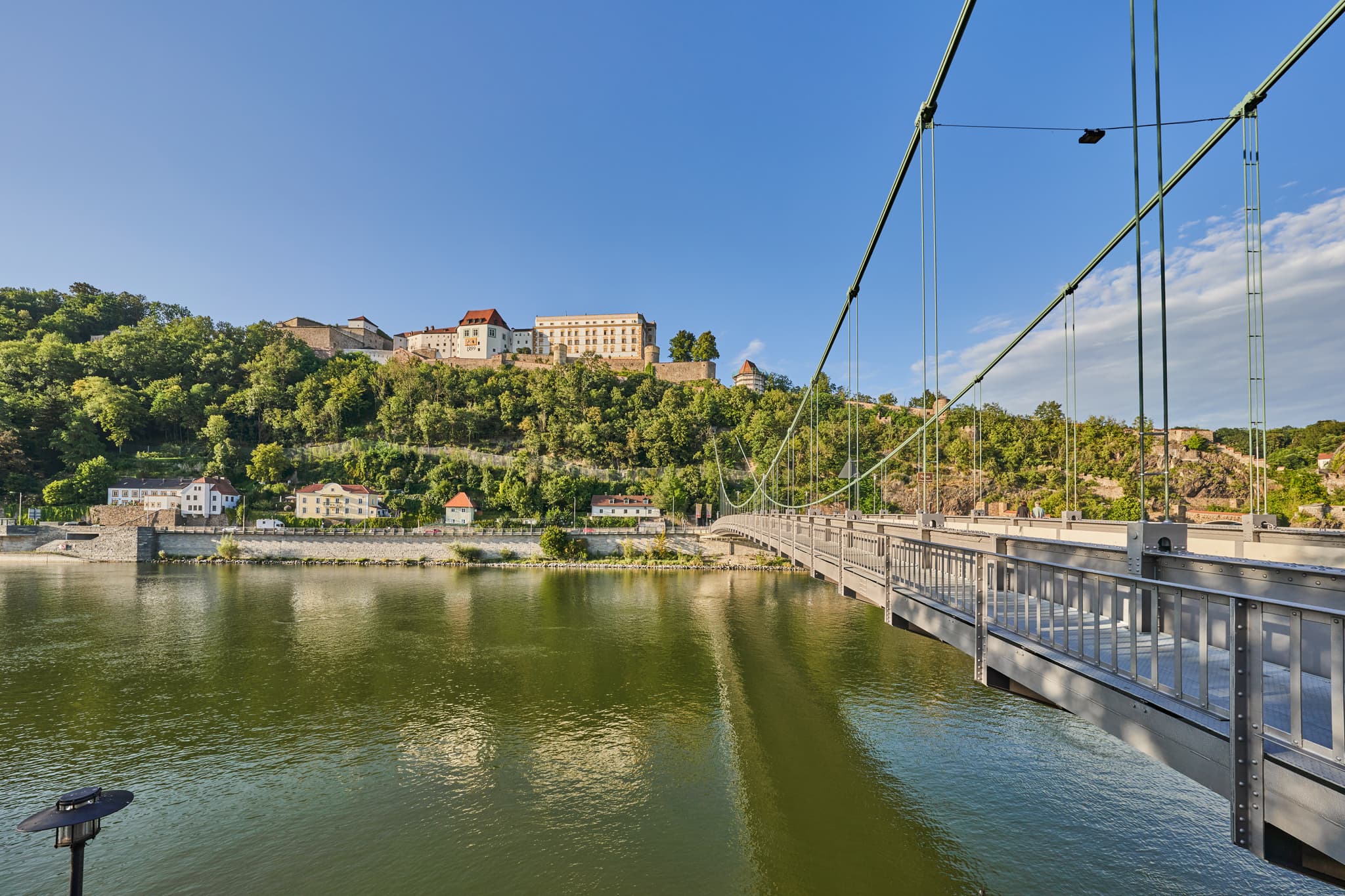 Prinzregent-Luitpold-Brücke, Passau, Niederbayern, Bayern - Die Prinzregent-Luitpold-Brücke in Passau, Niederbayern, Bayern, bietet einen atemberaubenden Blick auf die Stadt und den Fluss Inn. Deutschland.