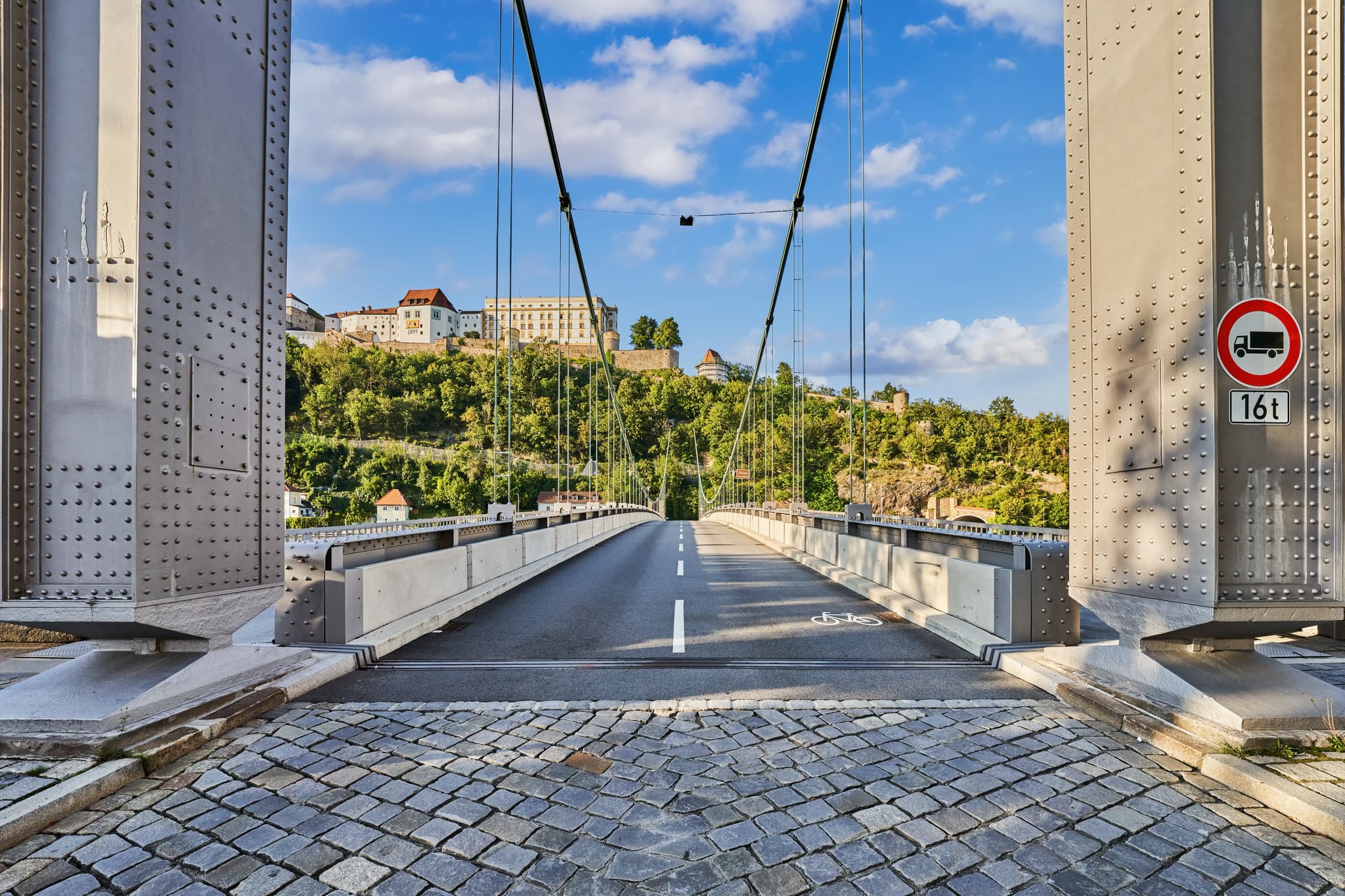Prinzregent-Luitpold-Brücke, Passau, Niederbayern, Bayern - Die Prinzregent-Luitpold-Brücke in Passau, Niederbayern, überspannt die Donau. Sie verbindet die Stadtteile Passau und Ilzstadt. Niederbayern, Bayern