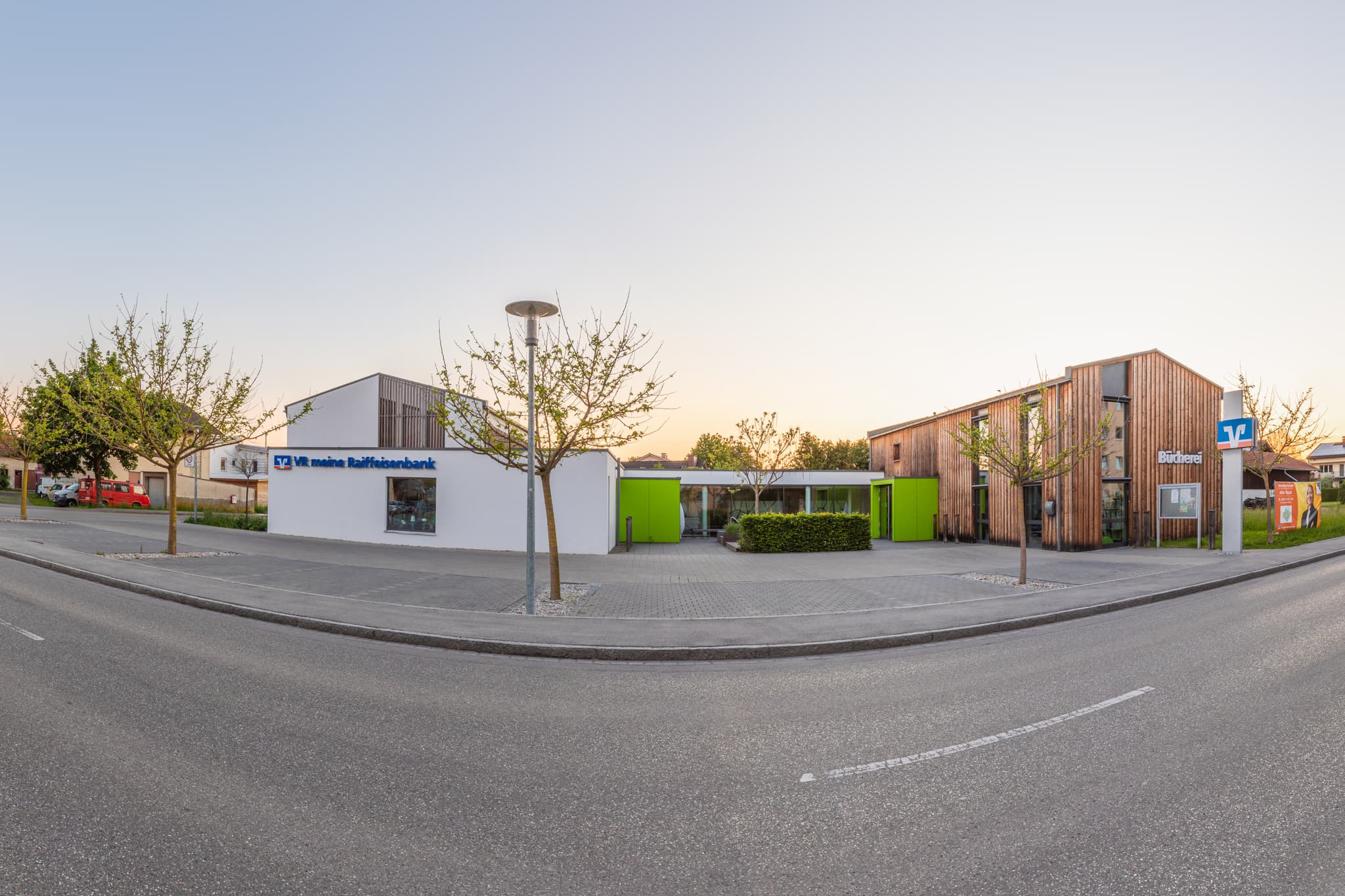 Raiffeisenbank Bücherei, Emmerting, Altötting, Oberbayern - Raiffeisenbank und Bücherei in Emmerting, Landkreis Altötting, Oberbayern, Inn-Salzach-Gebiet in Deutschland und zeigt die aktuelle Ortsarchitektur.