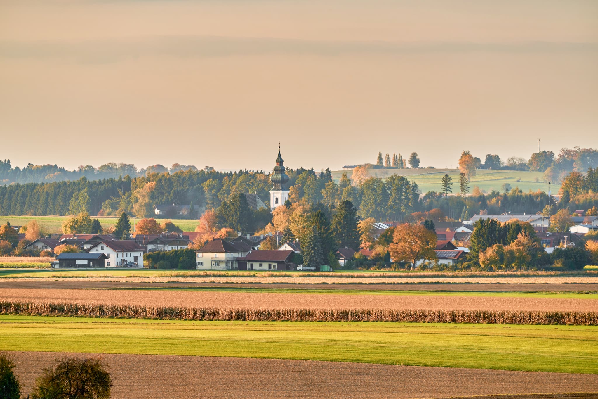 Rainbichl Aussicht nach Kirchweidach, Altötting, Oberbayern - Ortsansicht Kirchweidach, herbstliche Landschaft. Aufnahme bei Rainbichl, Tyrlaching, Altötting, Oberbayern, Inn-Salzach, Deutschland.