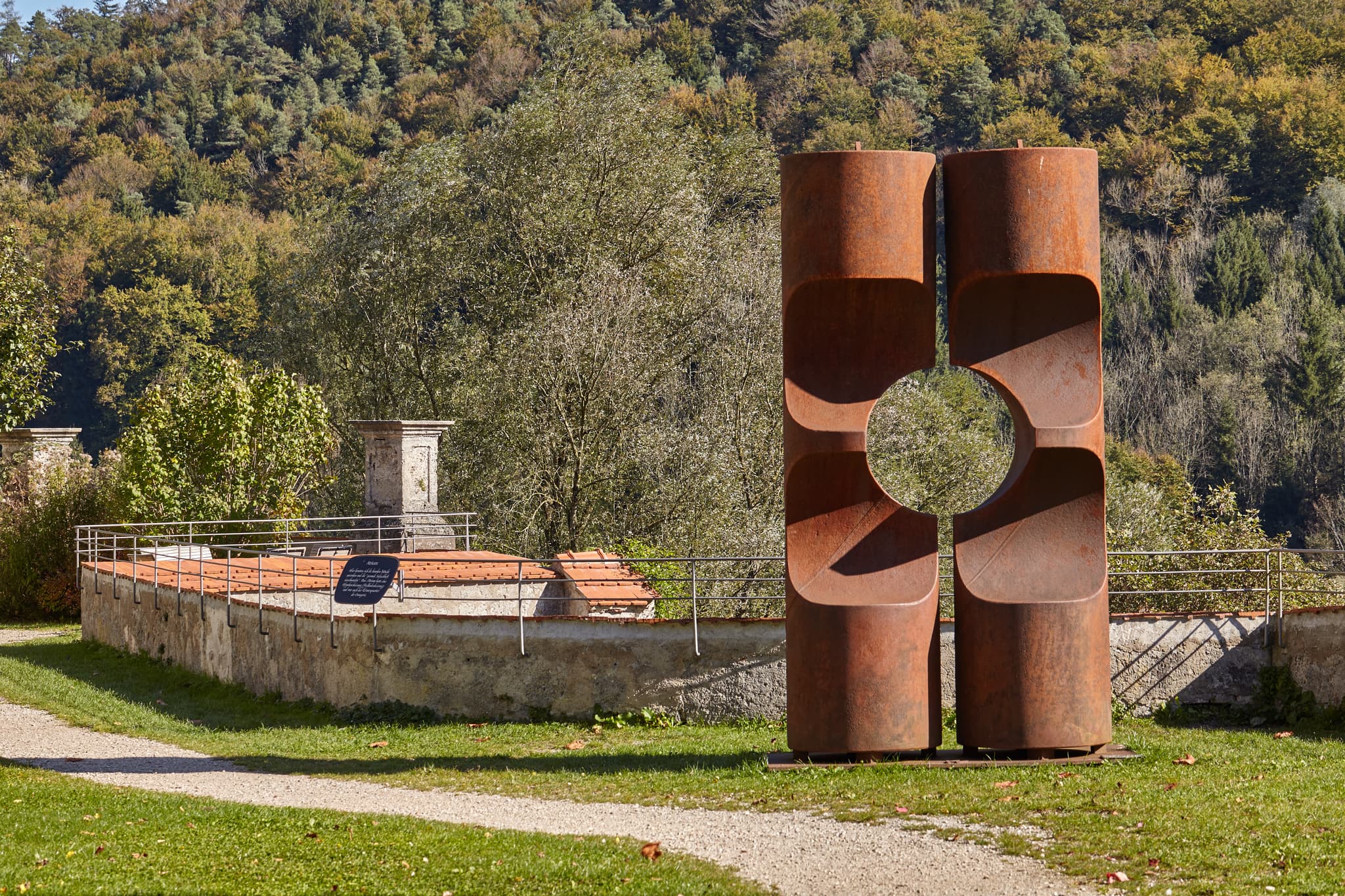 Raitenhaslach Klostergarten Park, Burghausen, Altötting - Skulptur im Raitenhaslach Park, Burghausen, Landkreis Altötting, Regierungsbezirk Oberbayern, Region Inn-Salzach, Bayern, Deutschland, rostige Metallsulptur.