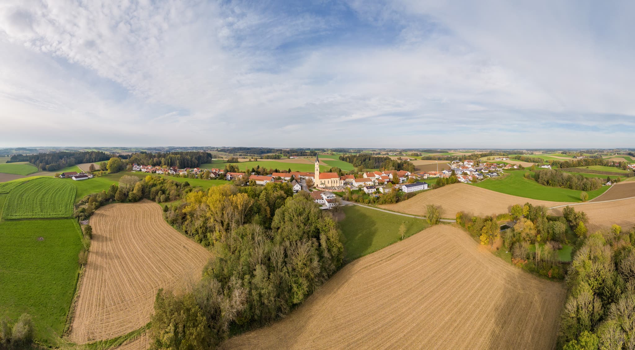 Ranoldsberg Landschaft Ort, Buchbach, Mühldorf, Oberbayern - Luftbild von Ranoldsberg bei Buchbach im Landkreis Mühldorf am Inn, Oberbayern. Die Region Inn-Salzach in Deutschland zeigt ihre malerische Landschaft.