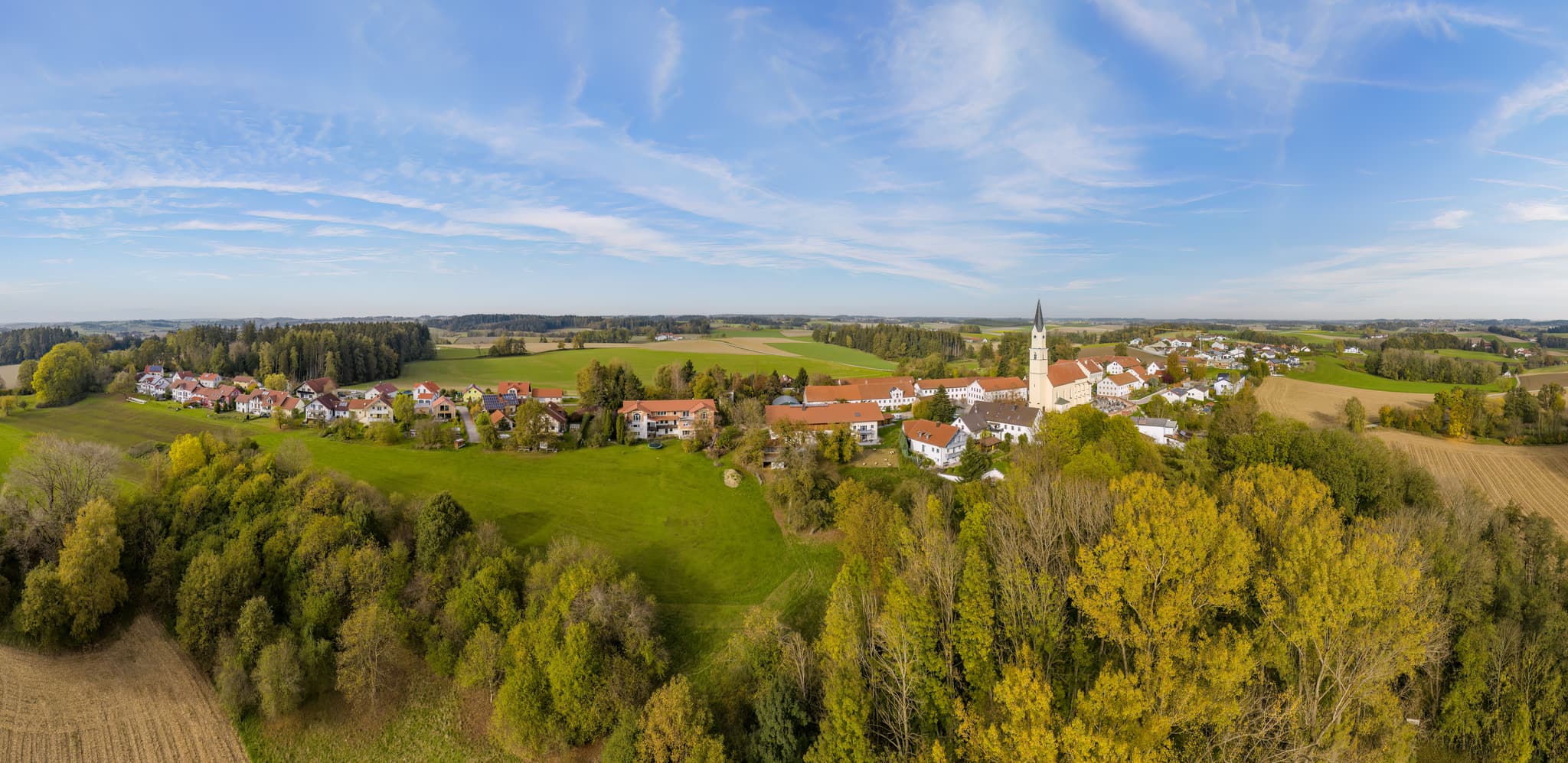 Ranoldsberg Landschaft Ort, Buchbach, Mühldorf, Oberbayern - Panoramaluftbild der idyllischen Landschaft um Ranoldsberg, Ortsteil von Buchbach im Landkreis Mühldorf am Inn, Oberbayern, Region Inn-Salzach, Deutschland.