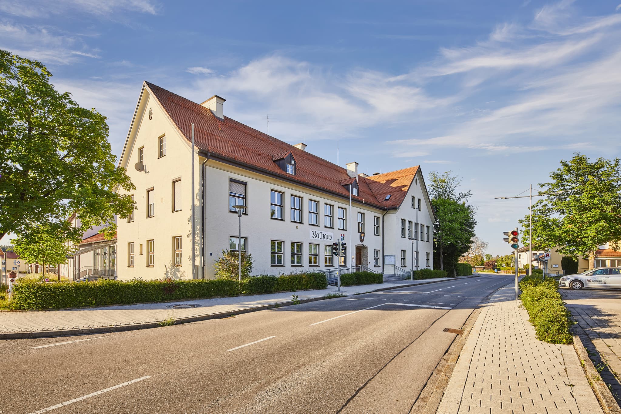 Rathausgebäude Emmerting, Landkreis Altötting, Oberbayern - Ortsansicht mit Rathaus in Emmerting, Landkreis Altötting, Oberbayern. Deutschland, Region Inn-Salzach.