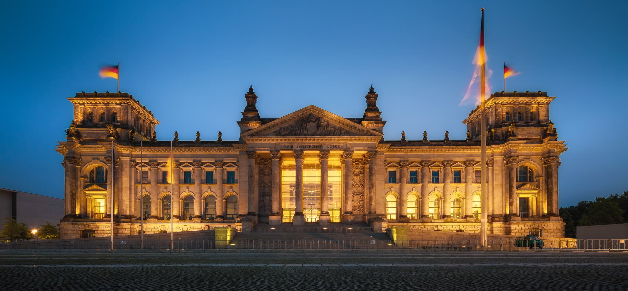 Reichstag, Platz der Republik Berlin, Hauptstadt Deutschland - Das historische Reichstagsgebäude in Berlin präsentiert sich abendlich in voller Beleuchtung. Dieses imposante Bauwerk ist ein markantes Wahrzeichen der Stadt.
