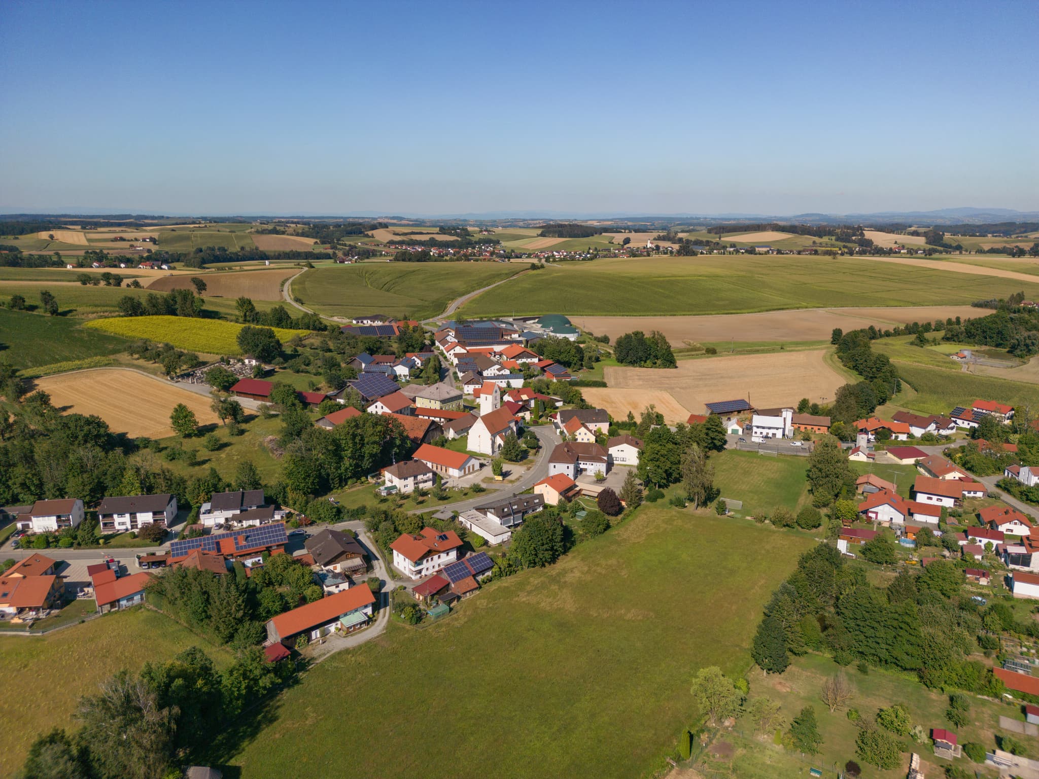 Reutern Luftbild, Bad Griesbach, Passau, Niederbayern - Luftbild von Reutern, einem Ortsteil von Bad Griesbach im Landkreis Passau, Niederbayern. Die idyllische Landschaft des Bäderdreiecks in Deutschland.
