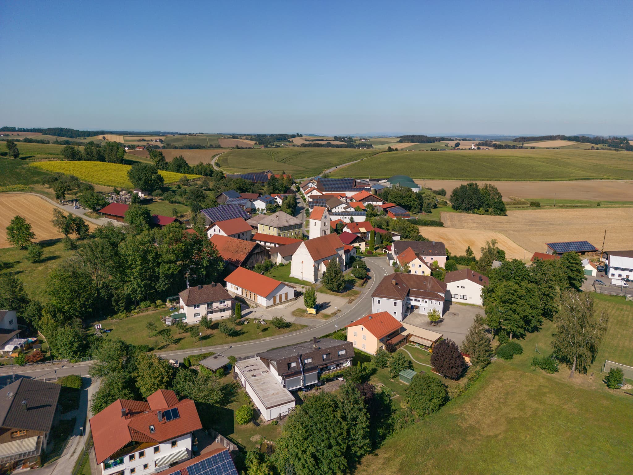 Reutern Luftbild, Bad Griesbach, Passau, Niederbayern - Luftbild des Orts Reutern, Bad Griesbach im Rottal, Landkreis Passau, Niederbayern, Deutschland. Zeigt eine ländliche Siedlung inmitten von Feldern und Hügeln.