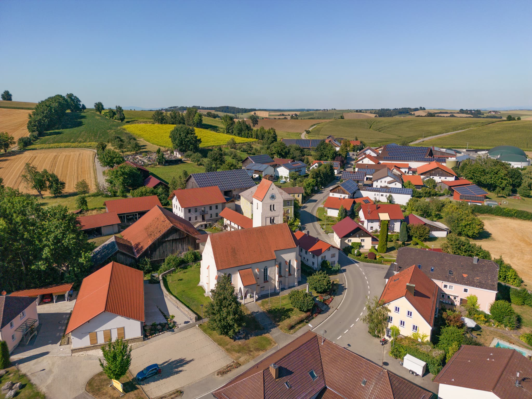 Reutern St. Valentin, Bad Griesbach, Passau, Niederbayern - Luftbild der Pfarrkirche St. Valentin in Reutern, einem Ortsteil von Bad Griesbach im Rottal, Landkreis Passau, Niederbayern, Deutschland, im Bäderdreieck.