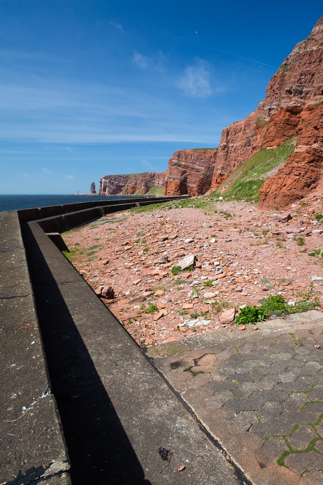 Richtung Lange Anna, Helgoland Unterland, Pinneberg - Rote Felsküste auf Helgoland Unterland, Helgoland, in Richtung der Langen Anna. Die Nordseeküste im Landkreis Pinneberg, Schleswig-Holstein, Deutschland.