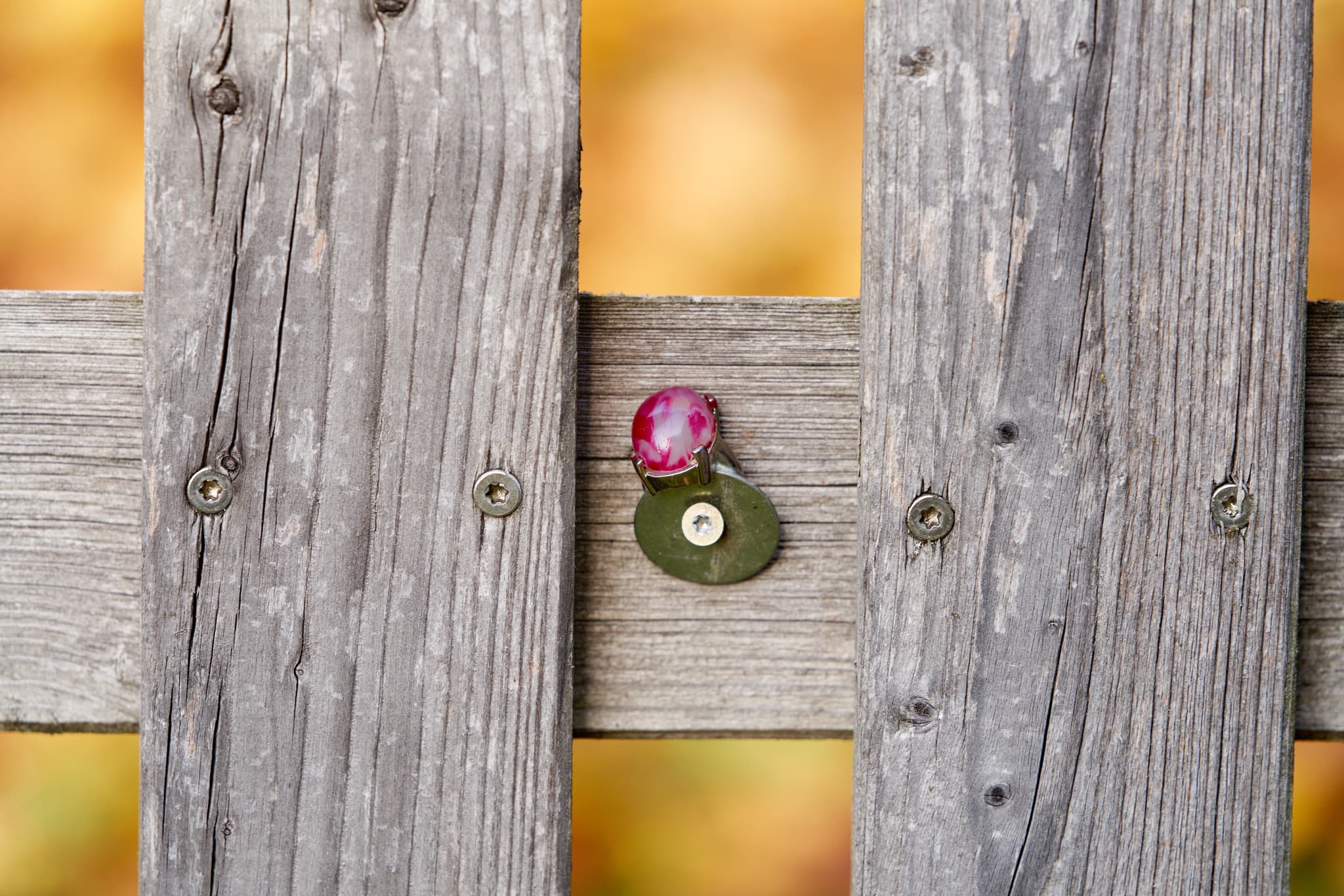 Roter Kristall Kindergarten Hörniweg, Schönau, Rottal-Inn - Roter Kristall an Holzzaun beim Kindergarten Hörniweg in Schönau, Landkreis Rottal-Inn, Niederbayern. Diese Szene liegt im Bäderdreieck, Deutschland.