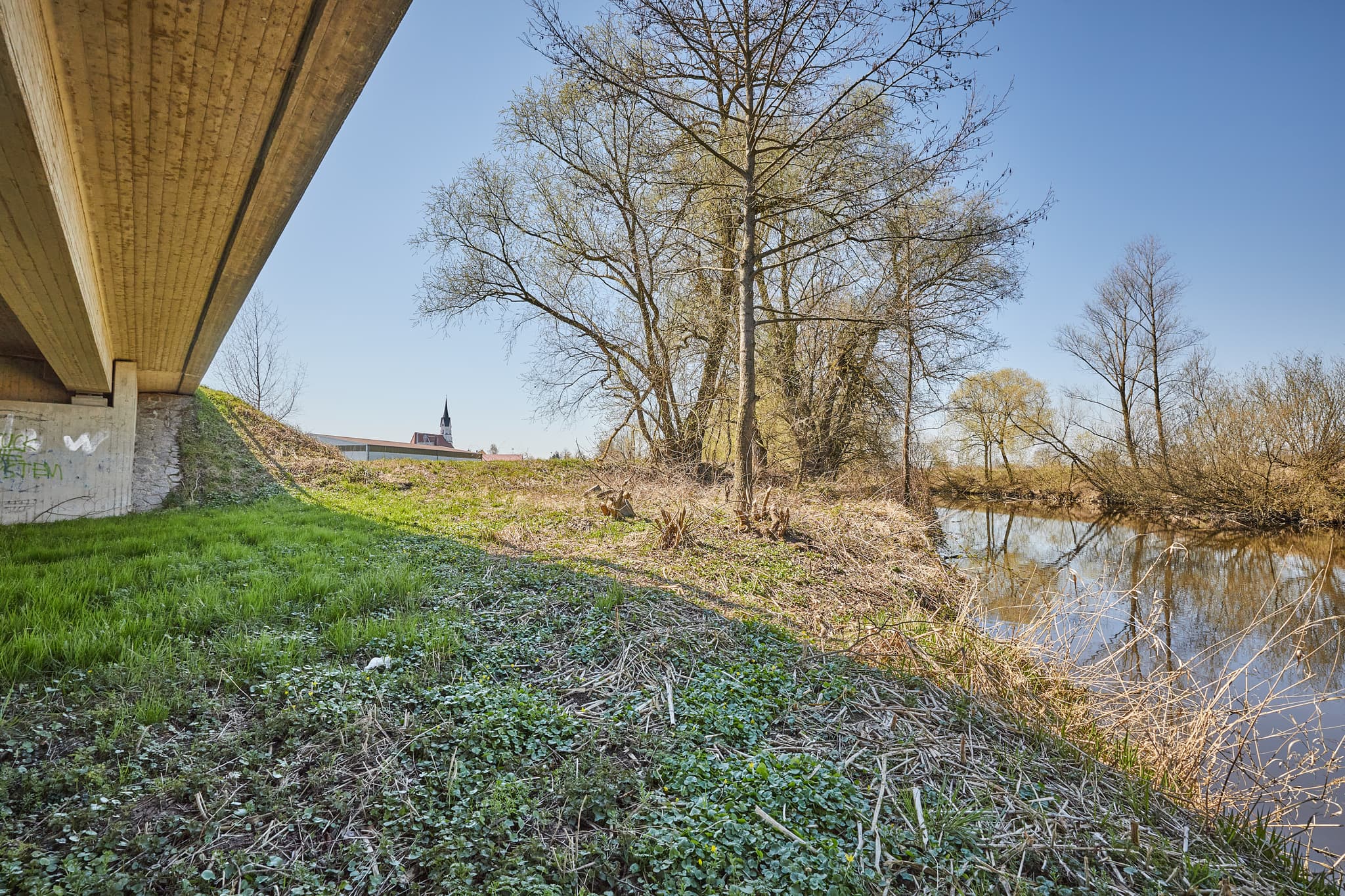 Rott Brücke bei Unterdietfurt, Rottal-Inn, Niederbayern - Blick unter die Rott Brücke in Unterdietfurt,  Rottal-Inn, Niederbayern, Deutschland. Die Landschaft des Holzlandes mit Flussufer und Vegetation.