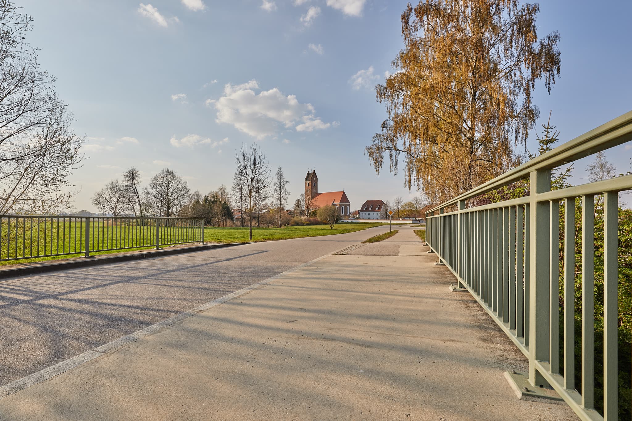 Rott Brücke, Oberdietfurt, Rottal-Inn, Niederbayern - Brückenansicht in Oberdietfurt, Gemeinde Massing, Landkreis Rottal-Inn, Niederbayern, Region Holzland, Deutschland.