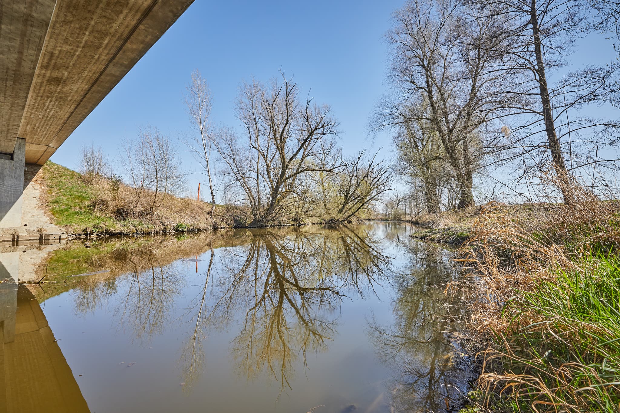 Rott Brücke, Unterdietfurt, Rottal-Inn, Niederbayern - Naturaufnahme der Rott Brücke in Unterdietfurt, Rottal-Inn, Niederbayern, Deutschland. Zeigt ruhigen Flusslauf mit Bäumen im Bäderdreieck.
