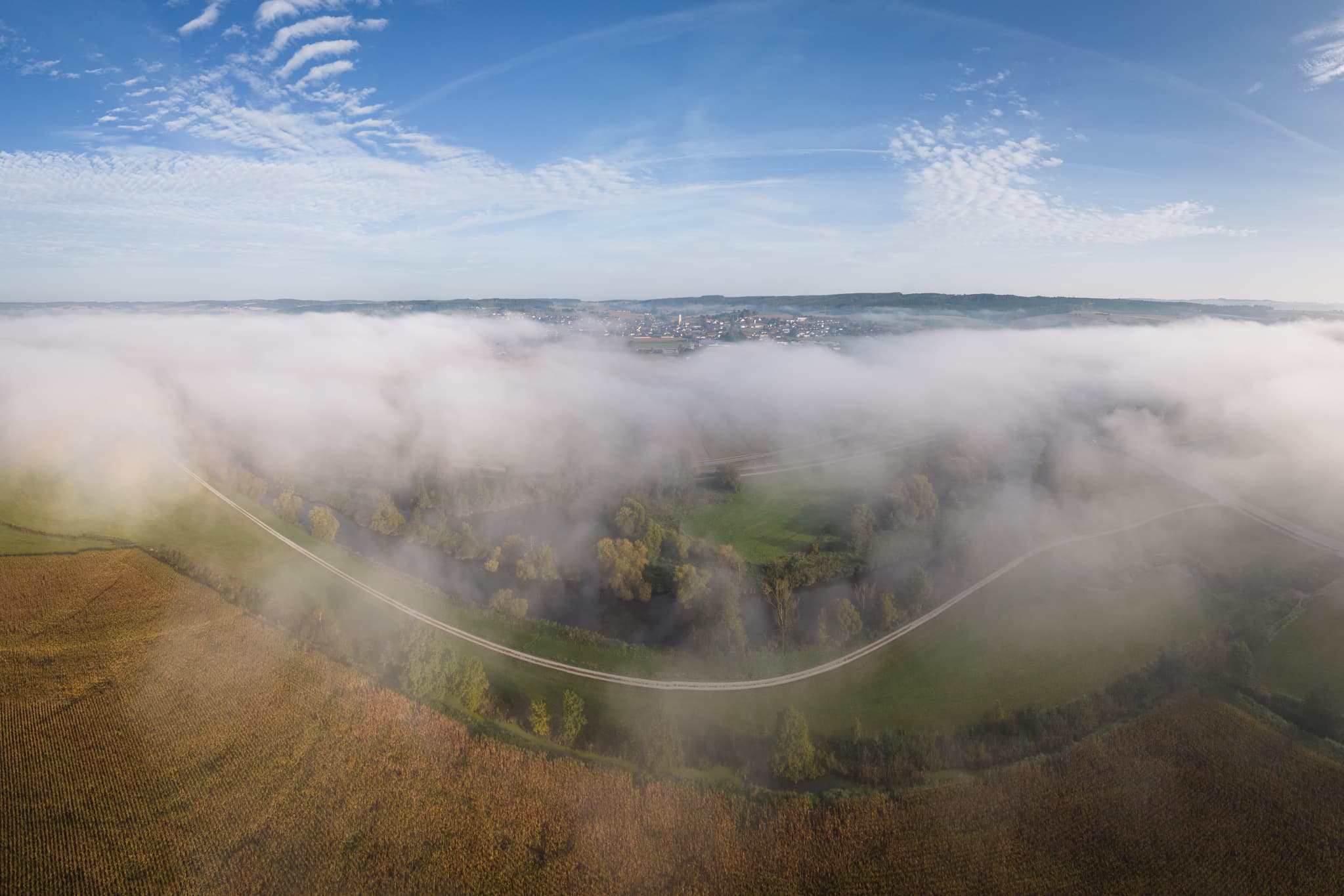 Rott im Herbst, Bad Birnbach, Niederbayern, Bäderdreieck - Herbstliche Landschaft Bad Birnbach, Rottal-Inn, Niederbayern. Dichter Morgennebel bedeckt Felder, Bäume, Straße. Eine Szene im Bäderdreieck, Deutschland.