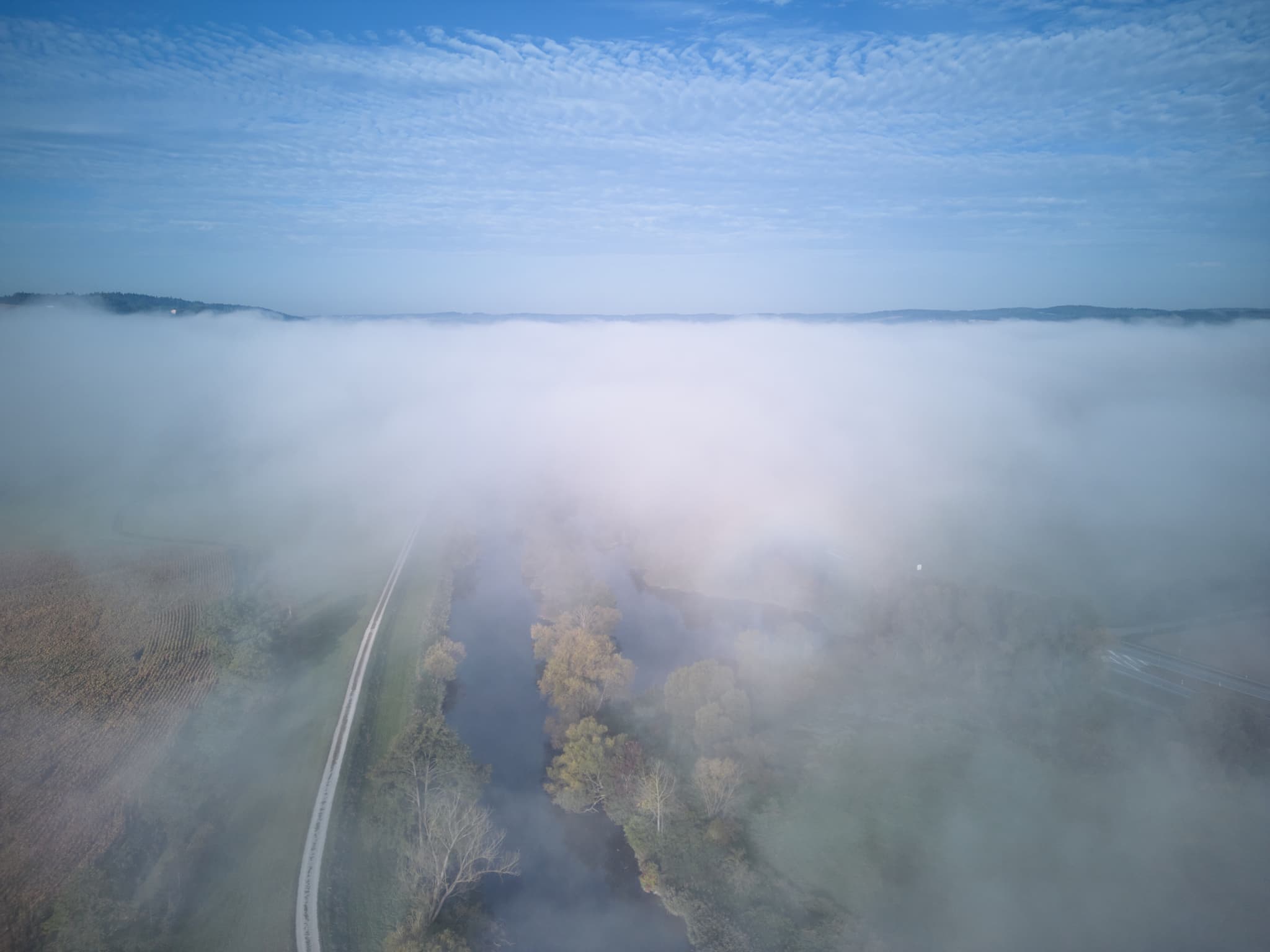 Rott im Herbst, Bad Birnbach, Niederbayern, Bäderdreieck - Herbstliche Landschaft über Bad Birnbach, Rottal-Inn, Niederbayern. Dichte Nebeldecke im Bäderdreieck. Die Rott schlängelt sich durch die Natur.