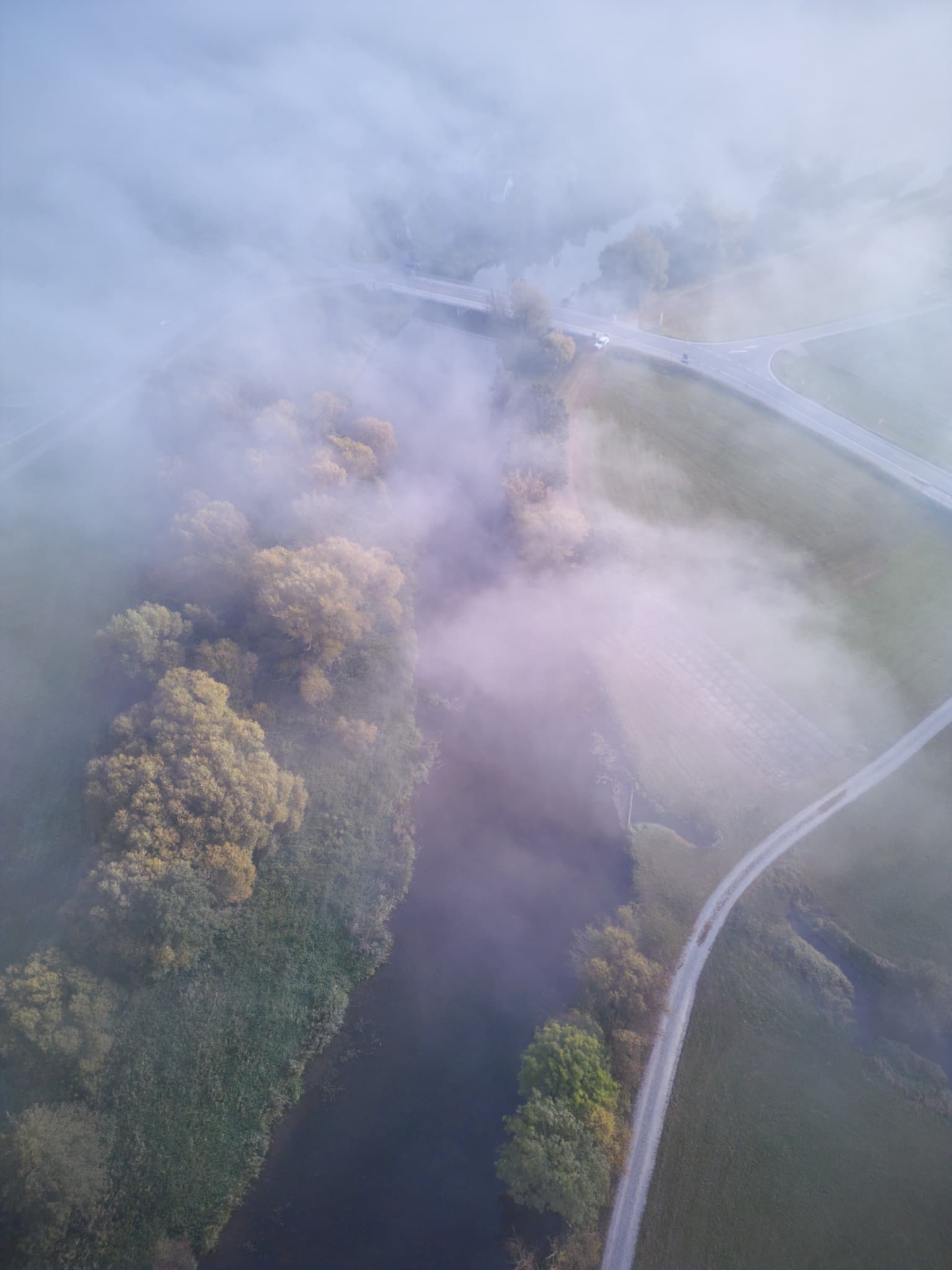 Rott im Herbst, Bad Birnbach, Niederbayern, Bäderdreieck - Flusslandschaft in Nebel gehüllt, nahe Bad Birnbach, Landkreis Rottal-Inn, Niederbayern. Die herbstliche Szene zeigt die Bäderdreieck-Region Deutschlands.
