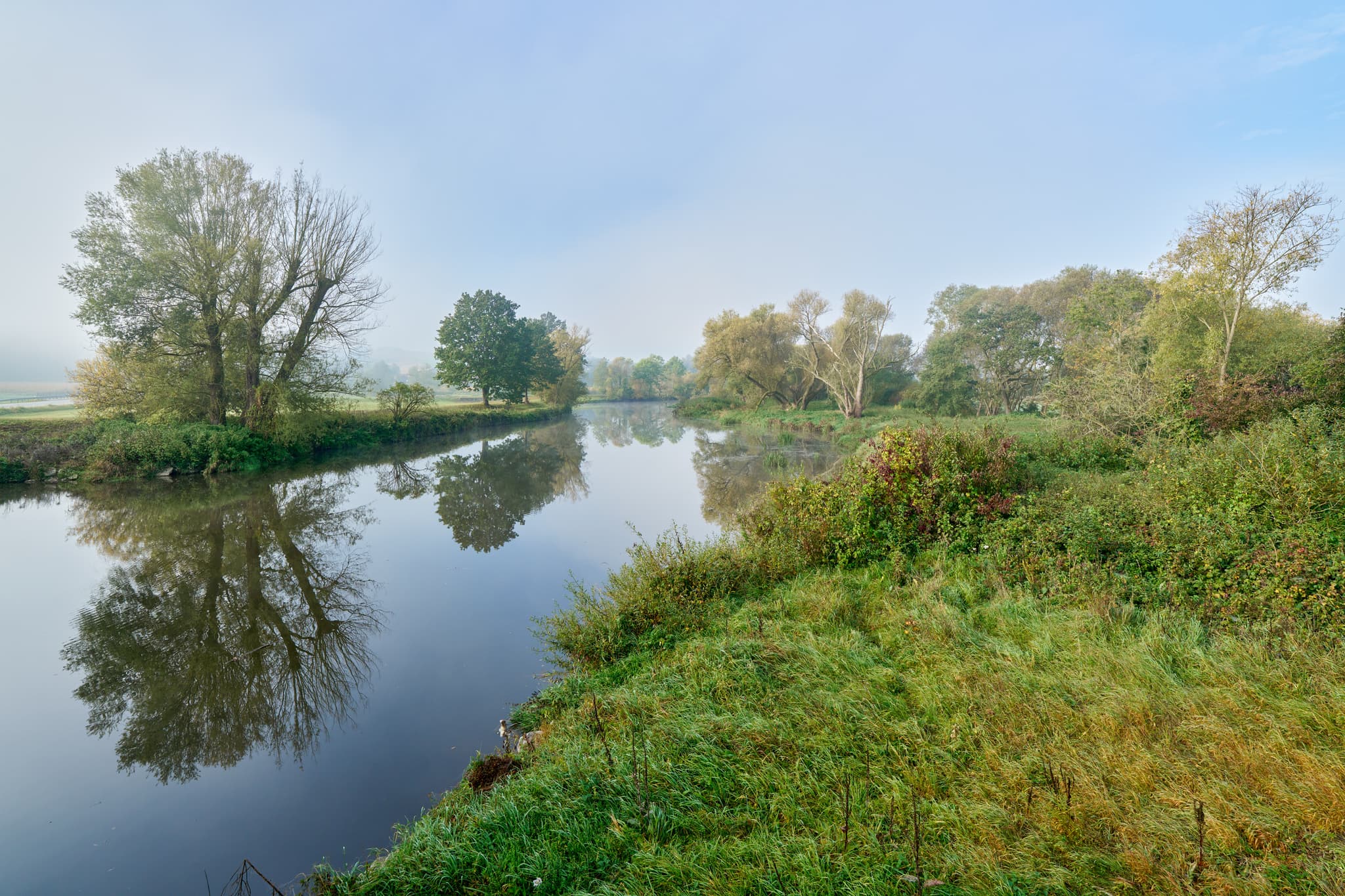 Rott im Herbst, Bad Birnbach, PAN, Niederbayern, Bäderdrieck - Der Fluss Rott bei Bad Birnbach, Rottal-Inn, Niederbayern. Ruhiges Wasser und grüne Ufer mit Bäumen spiegeln sich wider. Eine herbstliche Szene im Bäderdrieck.
