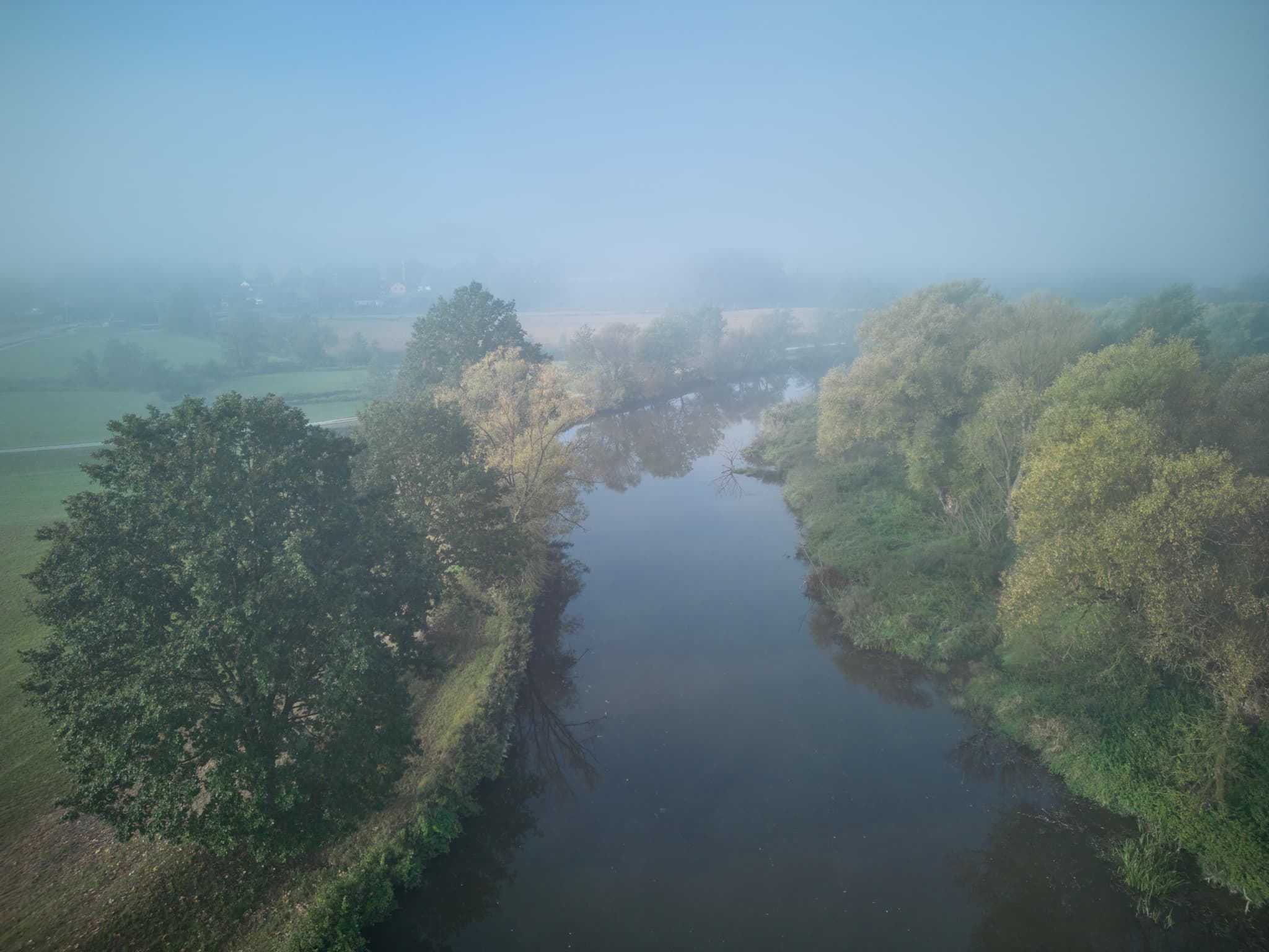 Rott im Herbst, Bad Birnbach, PAN, Niederbayern, Bäderdrieck - Der Fluss Rott, umgeben von herbstlichen Bäumen, im Nebel bei Bad Birnbach. Die Landschaft im Landkreis Rottal-Inn, Niederbayern, Region Bäderdrieck.