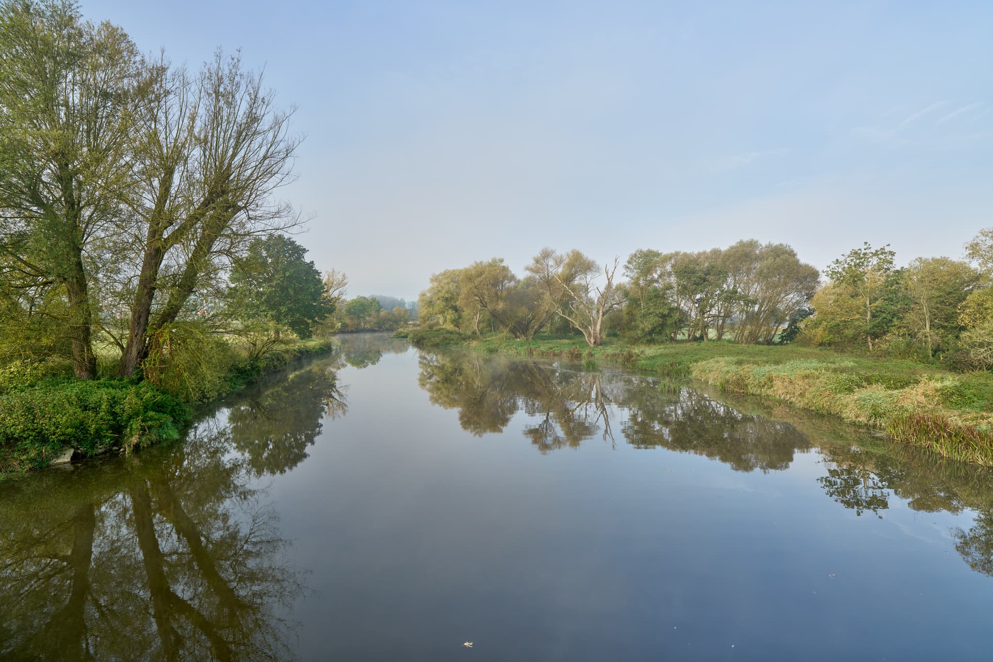 Rott im Herbst, Bad Birnbach, PAN, Niederbayern, Bäderdrieck - Die Rott fließt ruhig durch herbstliche Landschaft mit Uferbäumen und Spiegelungen in Bad Birnbach, Landkreis Rottal-Inn, Niederbayern, im Bäderdrieck.