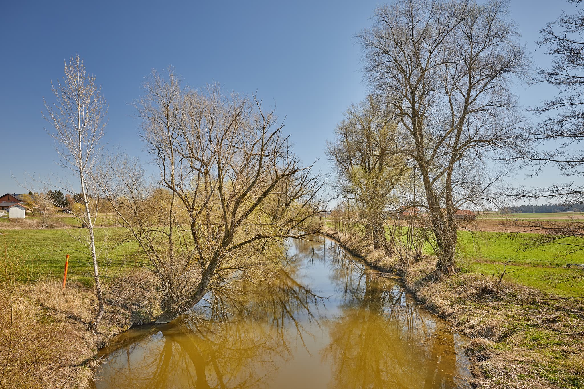 Rott, Landschaft bei Unterdietfurt, Rottal-Inn, Niederbayern - Ländliche Flusslandschaft mit Bäumen und Feldern in Unterdietfurt, Landkreis Rottal-Inn, Niederbayern. Die Rott im Holzland, Deutschland.