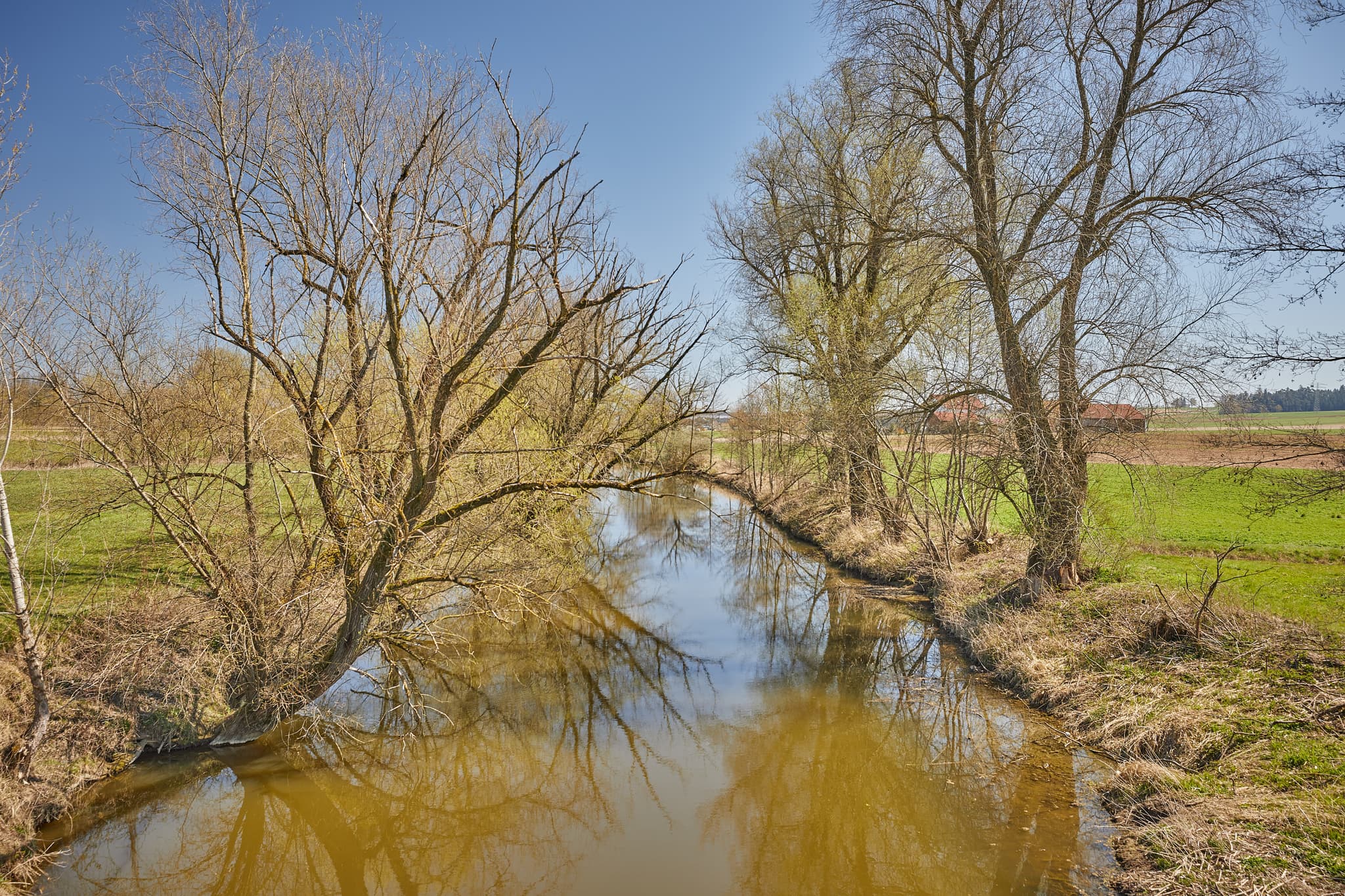 Rott, Landschaft Unterdietfurt, Rottal-Inn, Niederbayern - Ländliche Flusslandschaft mit Bäumen und Feldern in Unterdietfurt, Landkreis Rottal-Inn, Niederbayern. Die Rott im Holzland, Deutschland.