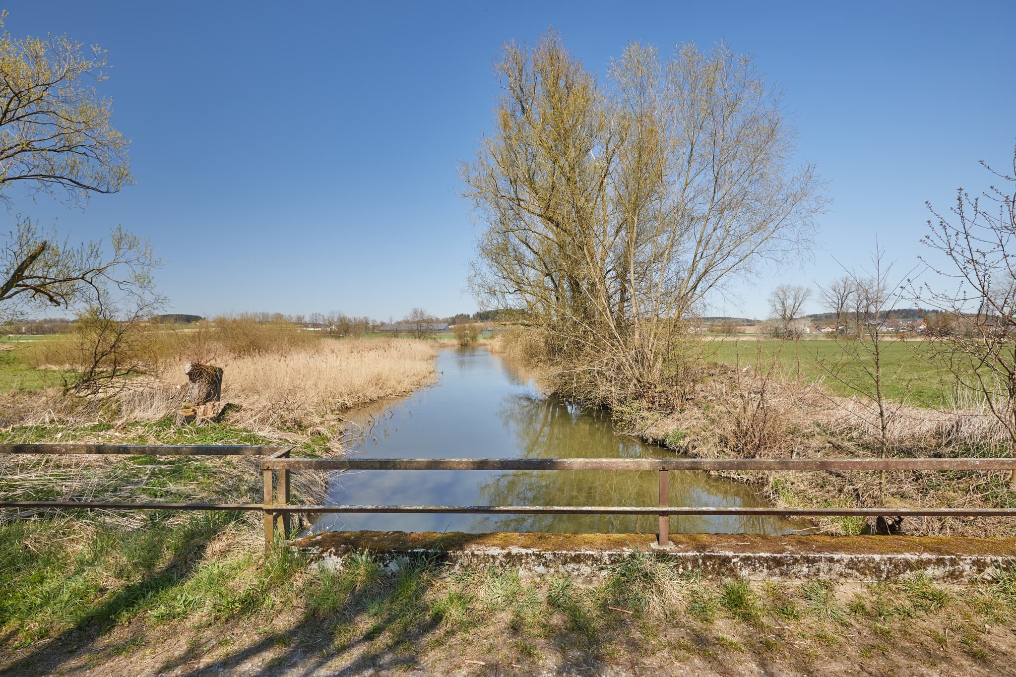Rott Seitenarm, Unterdietfurt, Rottal-Inn, Niederbayern - Rott Seitenarm in Unterdietfurt, Rottal-Inn, Niederbayern. Landschaft im Holzland, Deutschland, mit klarem Wasser, Wiesen und Bäumen unter blauem Himmel.