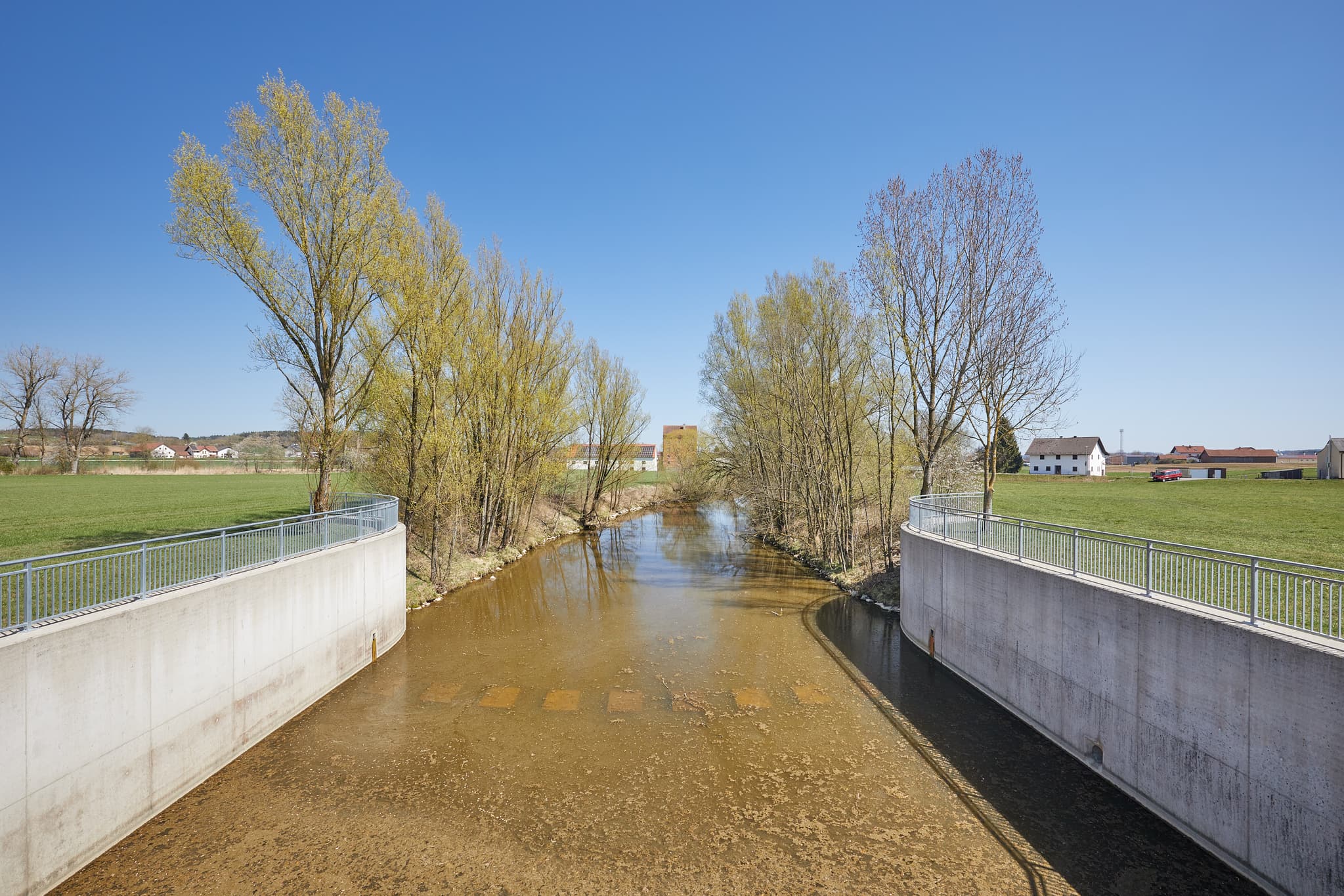 Rott Wehr, Unterdietfurt, Rottal-Inn, Niederbayern - Flusslandschaft bei Rott, Unterdietfurt, mit befestigten Ufern. Landkreis Rottal-Inn, Niederbayern, Region Holzland / Bäderdrieck, Deutschland.