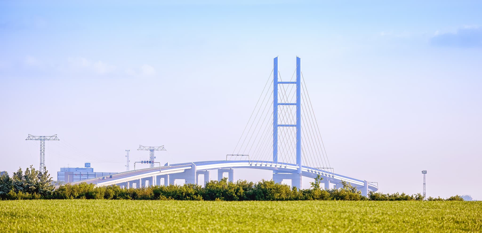 Rügenbrücke, Stralsundquerung, Vorpommern-Rügen - Die Rügenbrücke, auch Stralsundquerung, liegt bei Rügen im Landkreis Vorpommern-Rügen, Mecklenburg-Vorpommern. Prägnantes Bauwerk der Ostseeküste, Deutschland.