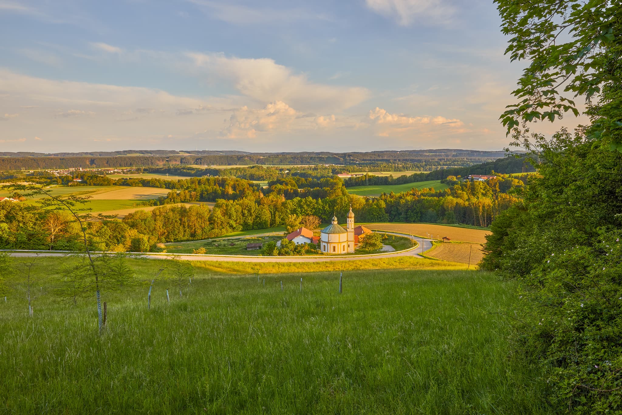Rundkirche St.Peter, Gars am Inn, Mühldorf am Inn - Rundkirche St. Peter Peterskirche in Gars am Inn, Mühldorf am Inn, Oberbayern, Region Inn-Salzach, Deutschland. Die Umgebung zeigt eine Felder und Wälder.