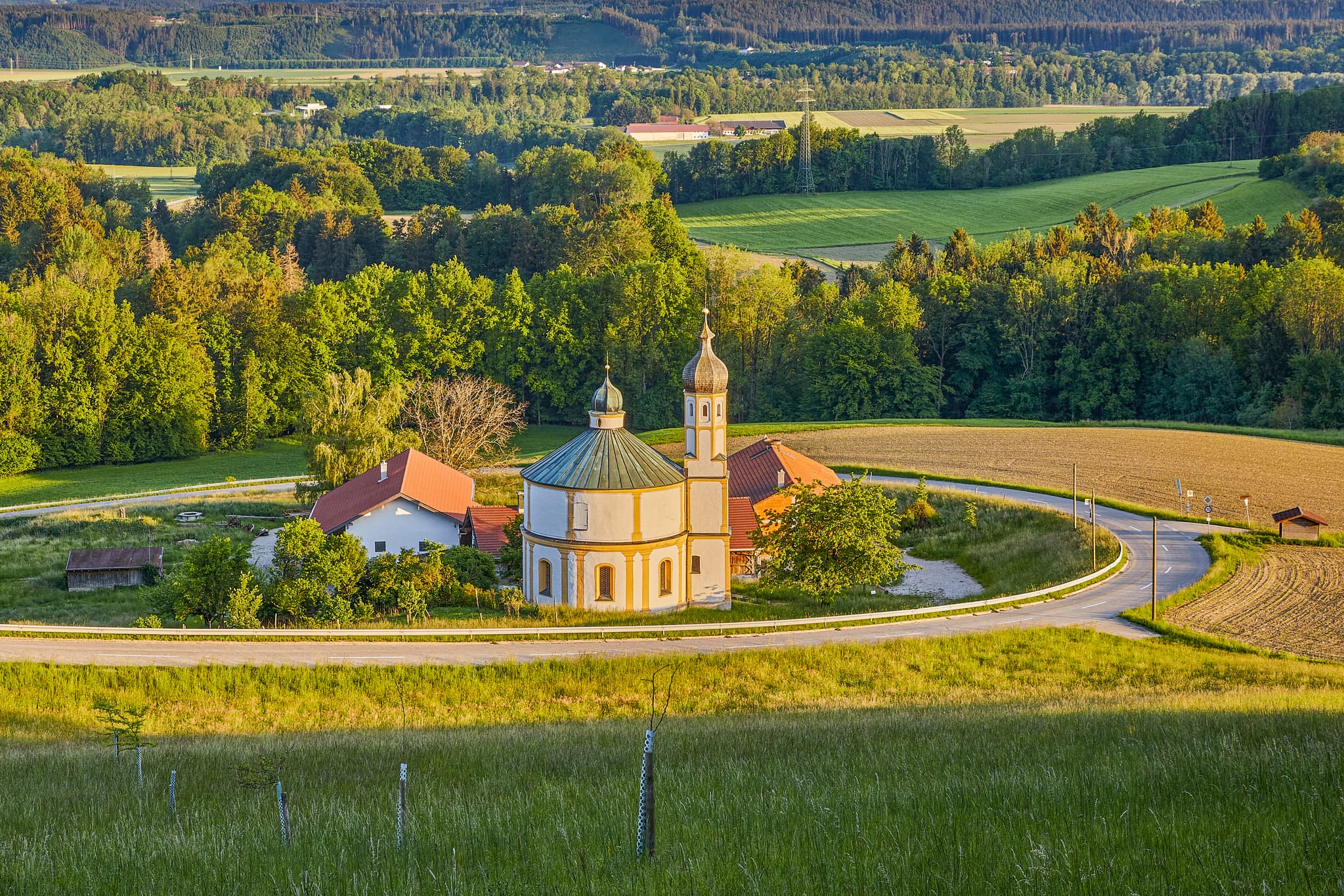 Rundkirche St.Peter, Gars am Inn, Mühldorf am Inn - Rundkirche St.Peter Peterskirche in Gars am Inn auf Anhöhe. Landschaft mit Feldern, Wäldern und Weg. Landkreis Mühldorf am Inn, Oberbayern, Inn-Salzach.