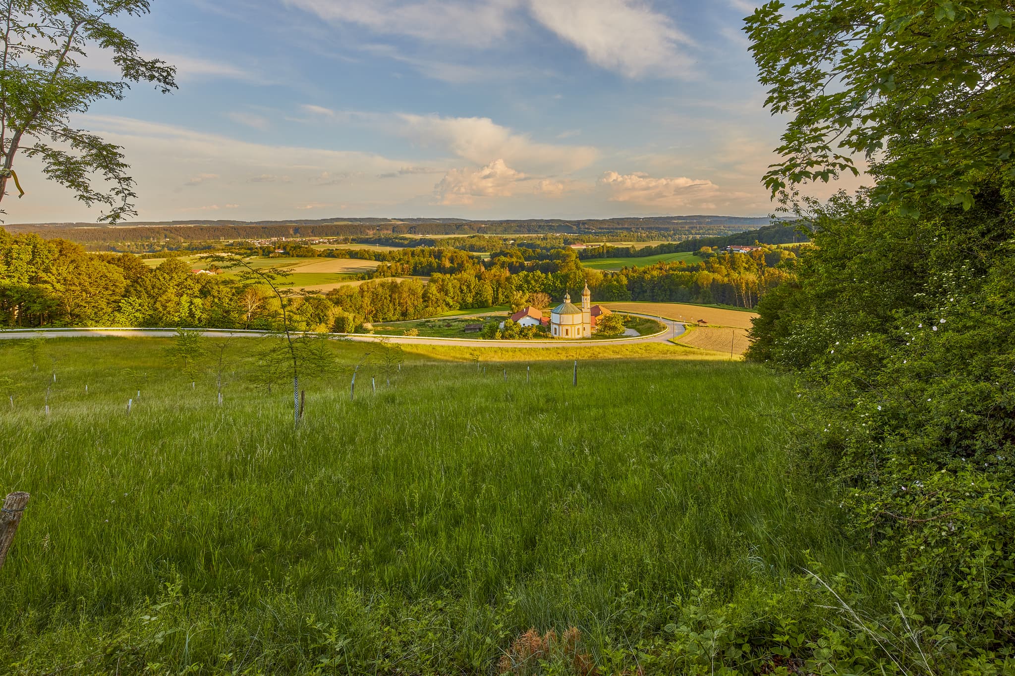 Rundkirche St.Peter Peterskirche, Berg Aussicht, Mühldorf - Rundkirche St.Peter Peterskirche Gars am Inn, von Berg Aussicht. Felder, Wälder im Landkreis Mühldorf a. Inn, Oberbayern, Inn-Salzach, Deutschland.