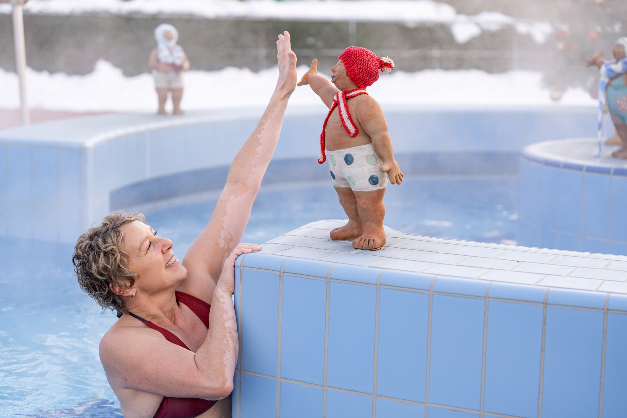 Sag Hallo, Wohlfühltherme im Winter, Bad Griesbach, Passau - Wohlfühltherme in Bad Griesbach, Landkreis Passau, Niederbayern. Person genießt warmes Wasser im winterlichen Ambiente, Deutschland.