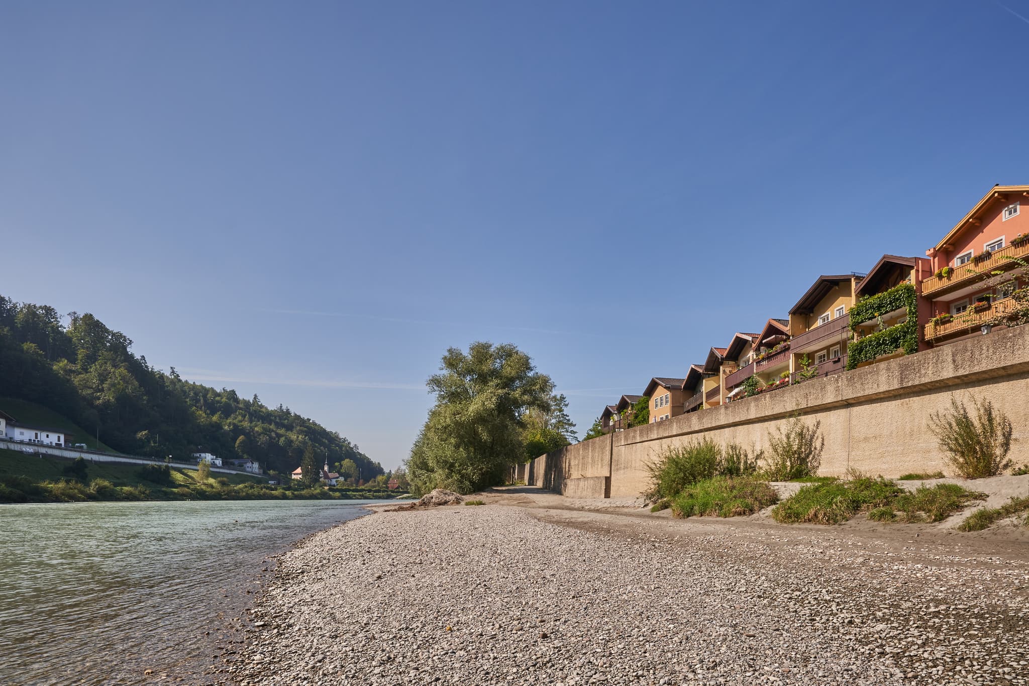 Salzach in Burghausen, Altötting, Oberbayern - Bild der Salzach bei Burghausen, Landkreis Altötting, Regierungsbezirk Oberbayern, Region Inn-Salzach, Bayern, Deutschland. Häuser am Ufer, Flusslandschaft.
