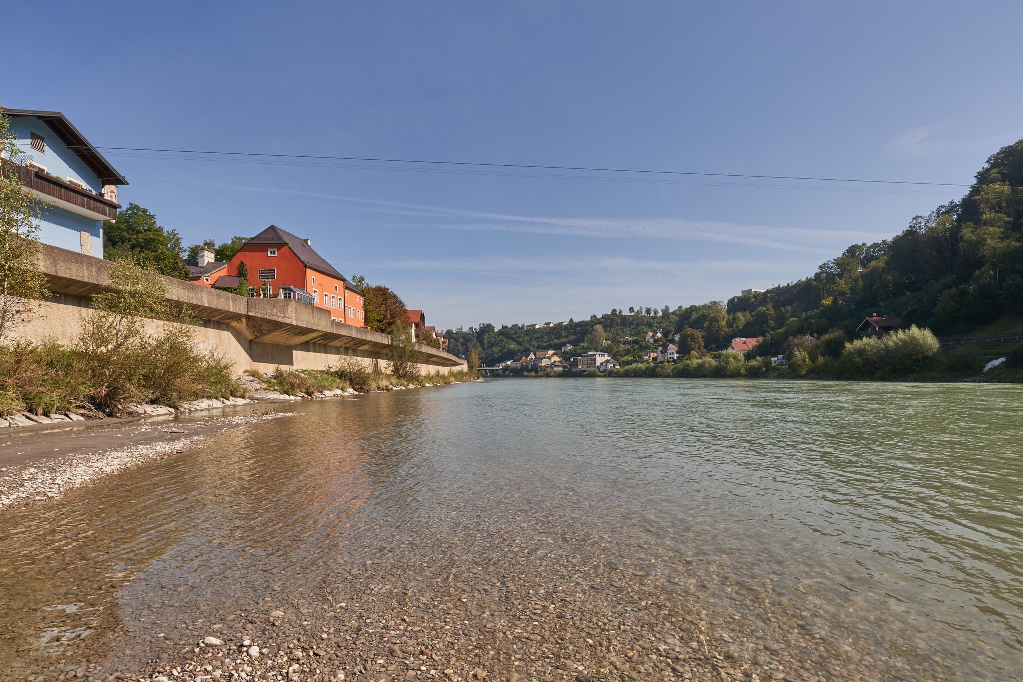 Salzach in Burghausen vor den Grüben, Altötting - Salzach in Burghausen, Altötting, Landkreis Altötting, Regierungsbezirk Oberbayern, Region Inn-Salzach, Bayern. Flusslandschaft mit Häusern am Ufer.