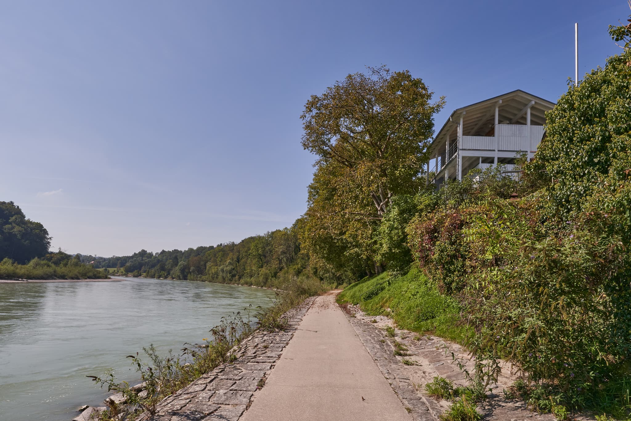 Salzach Richtung Raitenhaslach, Burghausen, Altötting - Eine Aufnahme des Uferwegs entlang der Salzach bei Burghausen, Landkreis Altötting, Oberbayern. Das Bild zeigt die Natur der Inn-Salzach Region in Deutschland.