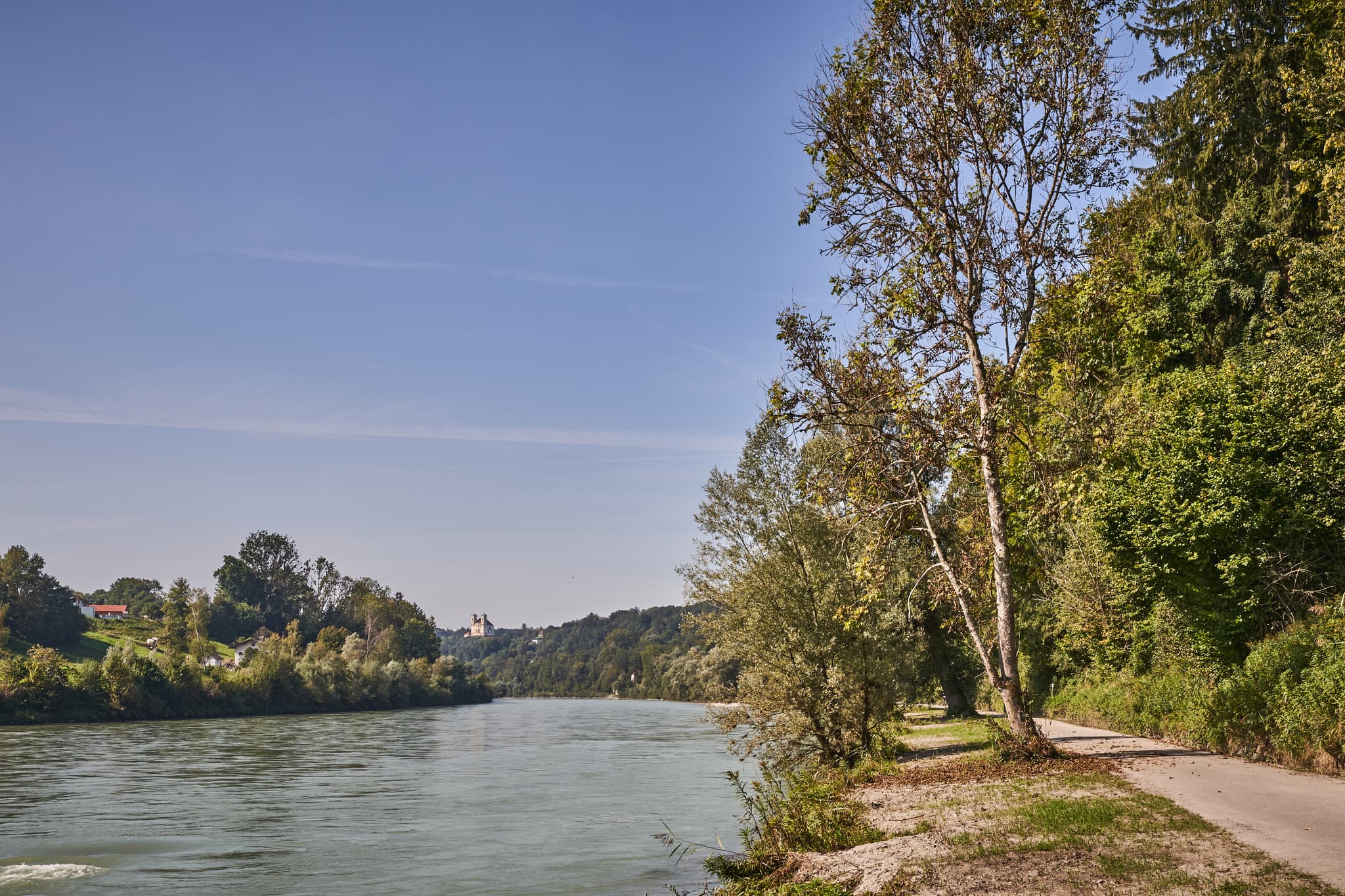 Salzach Weg nach Raitenhaslach, Altötting - Uferweg an der Salzach Richtung Raitenhaslach bei Burghausen, Altötting, Oberbayern. Zeigt Fluss, Pfad, Bäume in Inn-Salzach, Deutschland.